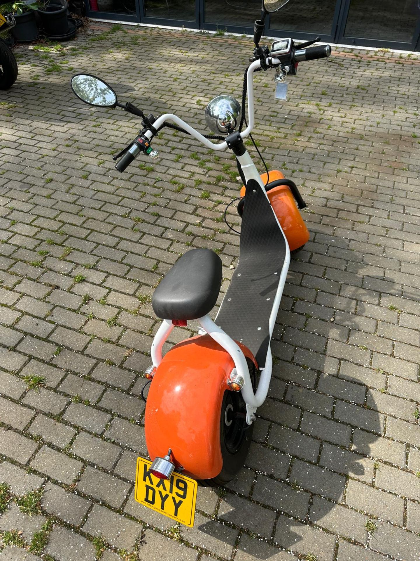 2019 TUBBY TYRE WHITE AND ORANGE ROAD REGISTERED ELECTRIC SCOOTER *NO VAT* - Image 6 of 6