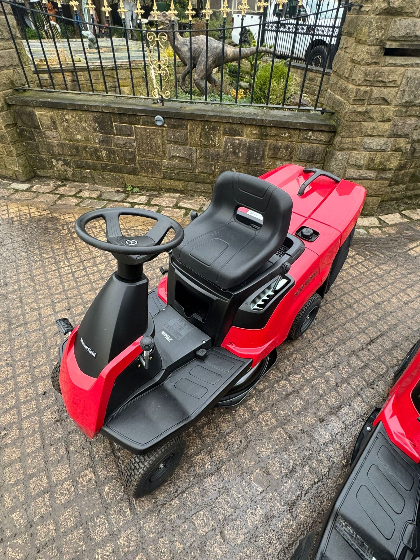 NEW/UNUSED MOUNTFIELD MTF 66 MQ RIDE ON MOWER WITH REAR COLLECTOR *PLUS VAT* - Image 2 of 11