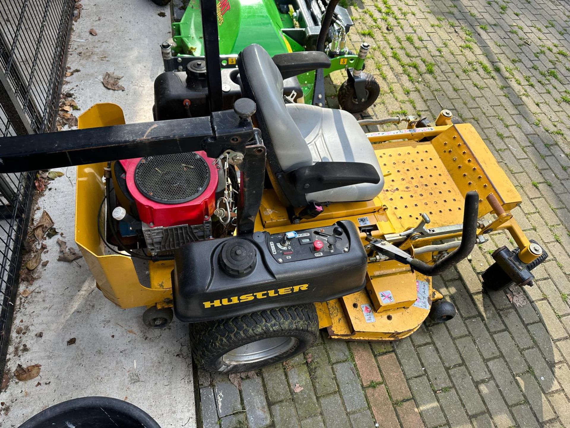 Hustler Honda Commercial Mower Twin Tanks *PLUS VAT* - Bild 3 aus 9