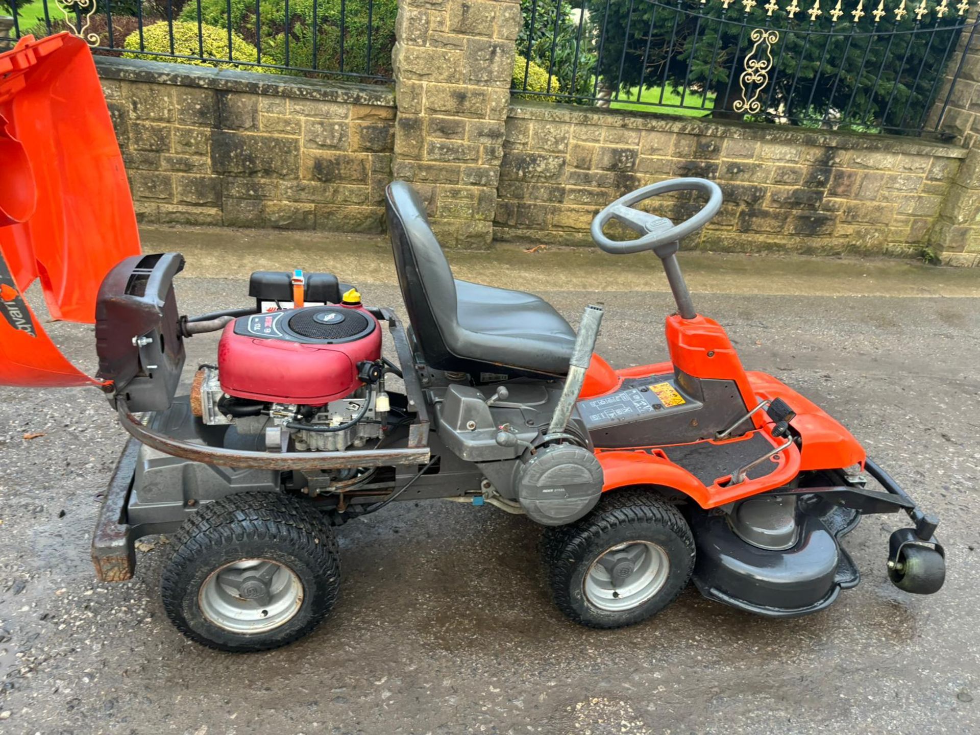 HUSQVARNA R18 AWD OUTFRONT RIDE ON LAWN MOWER *PLUS VAT* - Image 7 of 18