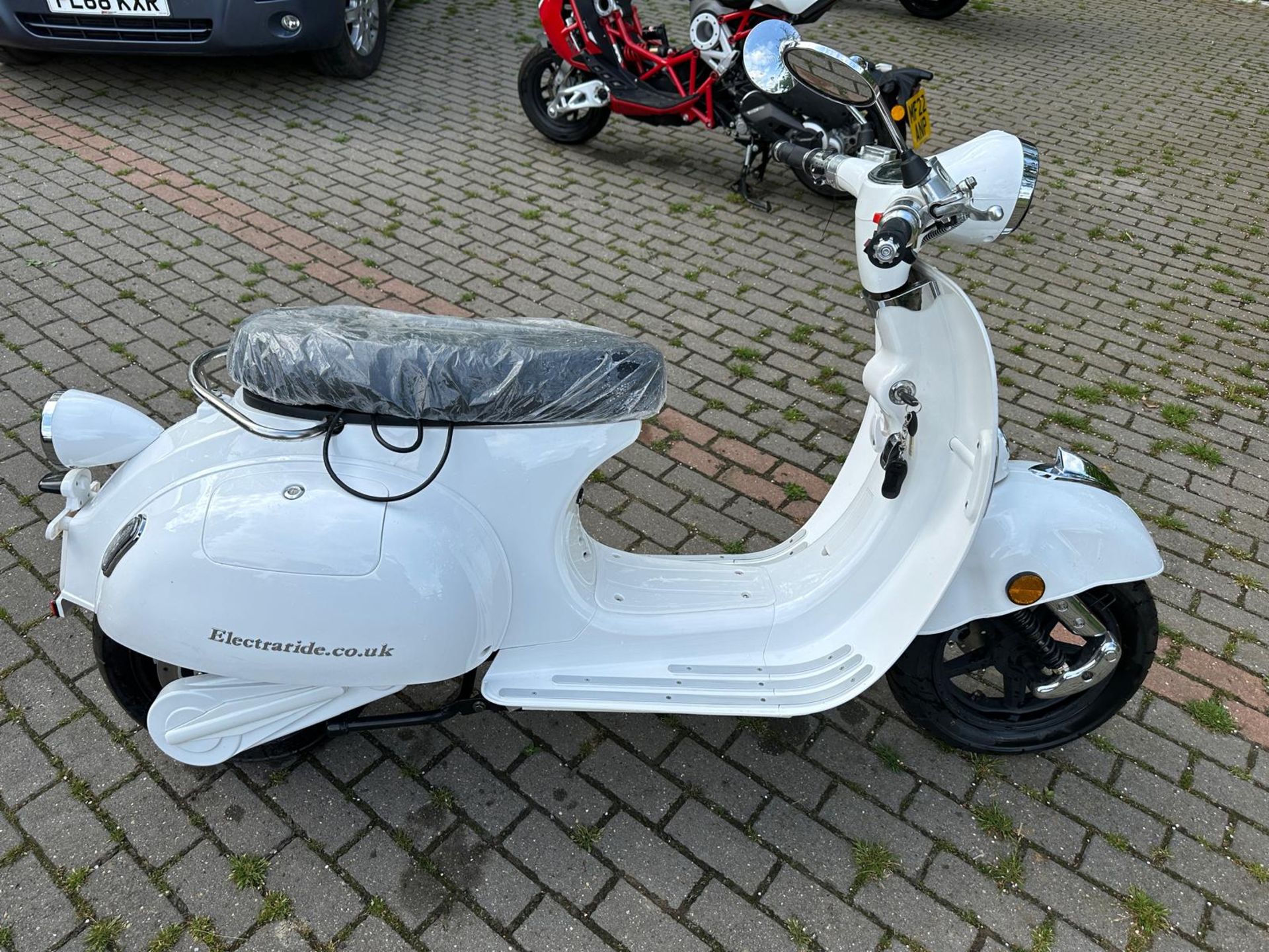 ELECTRARIDE WHITE ELECTRIC SCOOTER *PLUS VAT* - Image 2 of 9