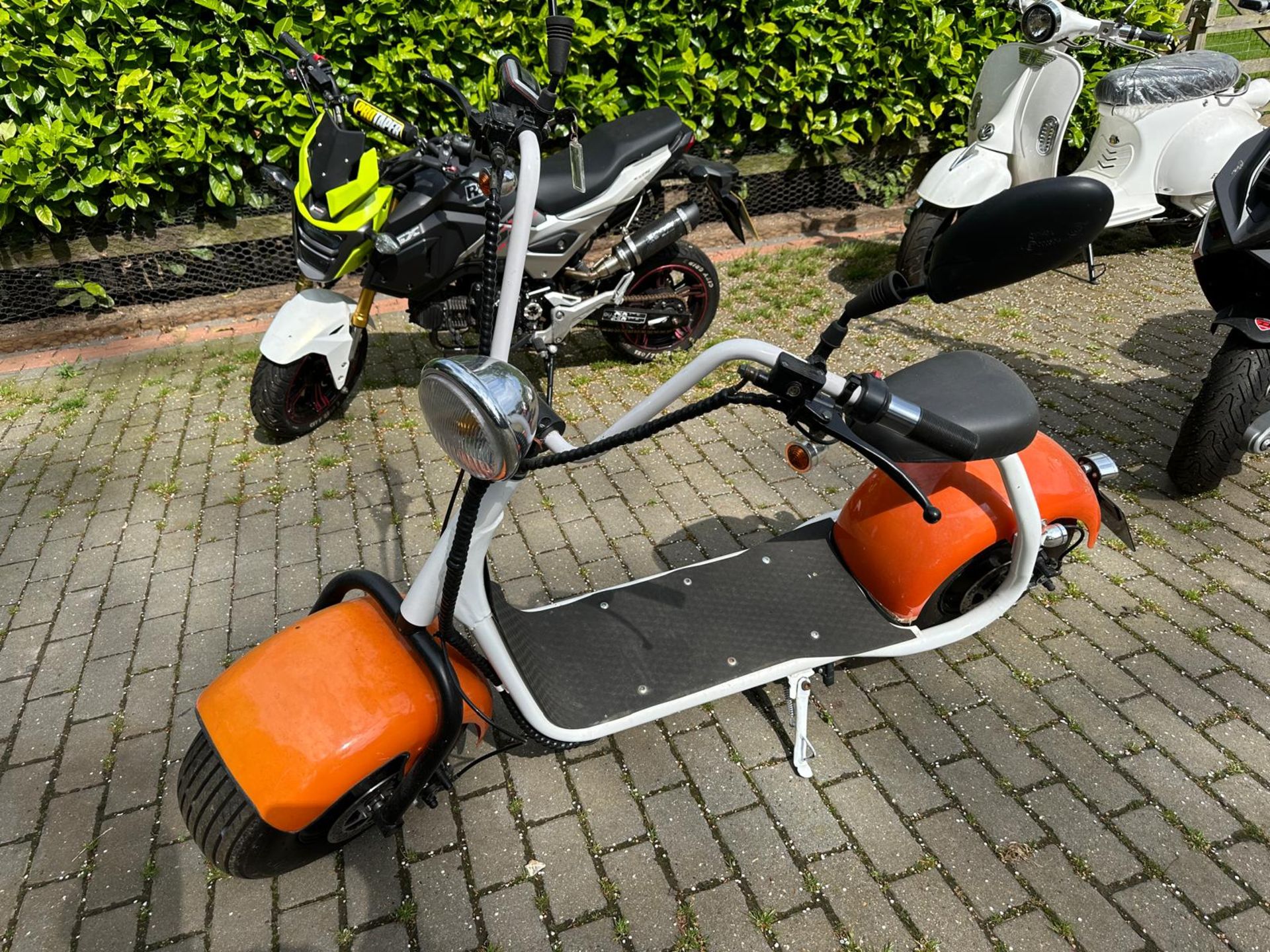 2019 TUBBY TYRE WHITE AND ORANGE ROAD REGISTERED ELECTRIC SCOOTER *NO VAT* - Image 5 of 6