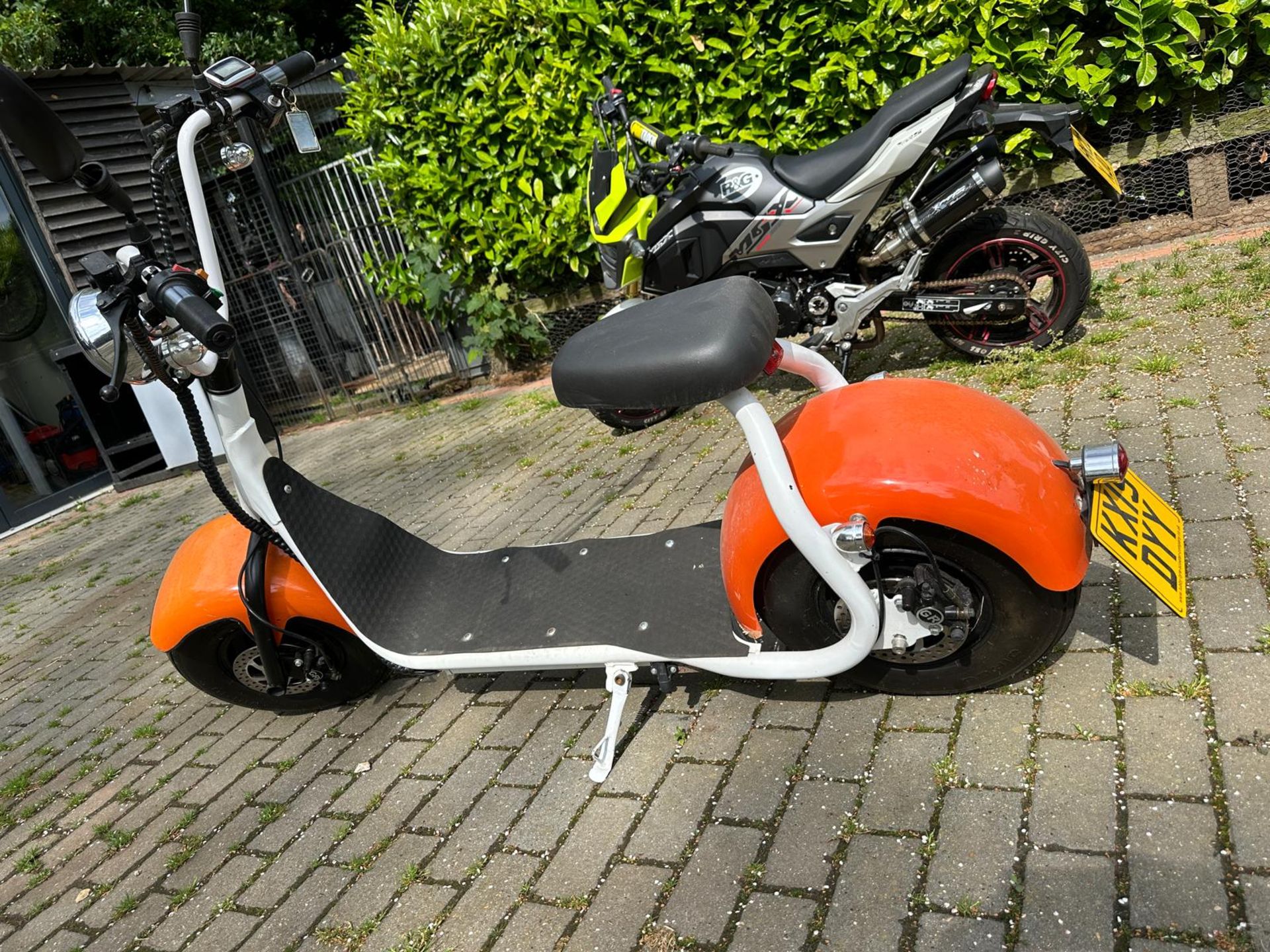 2019 TUBBY TYRE WHITE AND ORANGE ROAD REGISTERED ELECTRIC SCOOTER *NO VAT* - Image 4 of 6