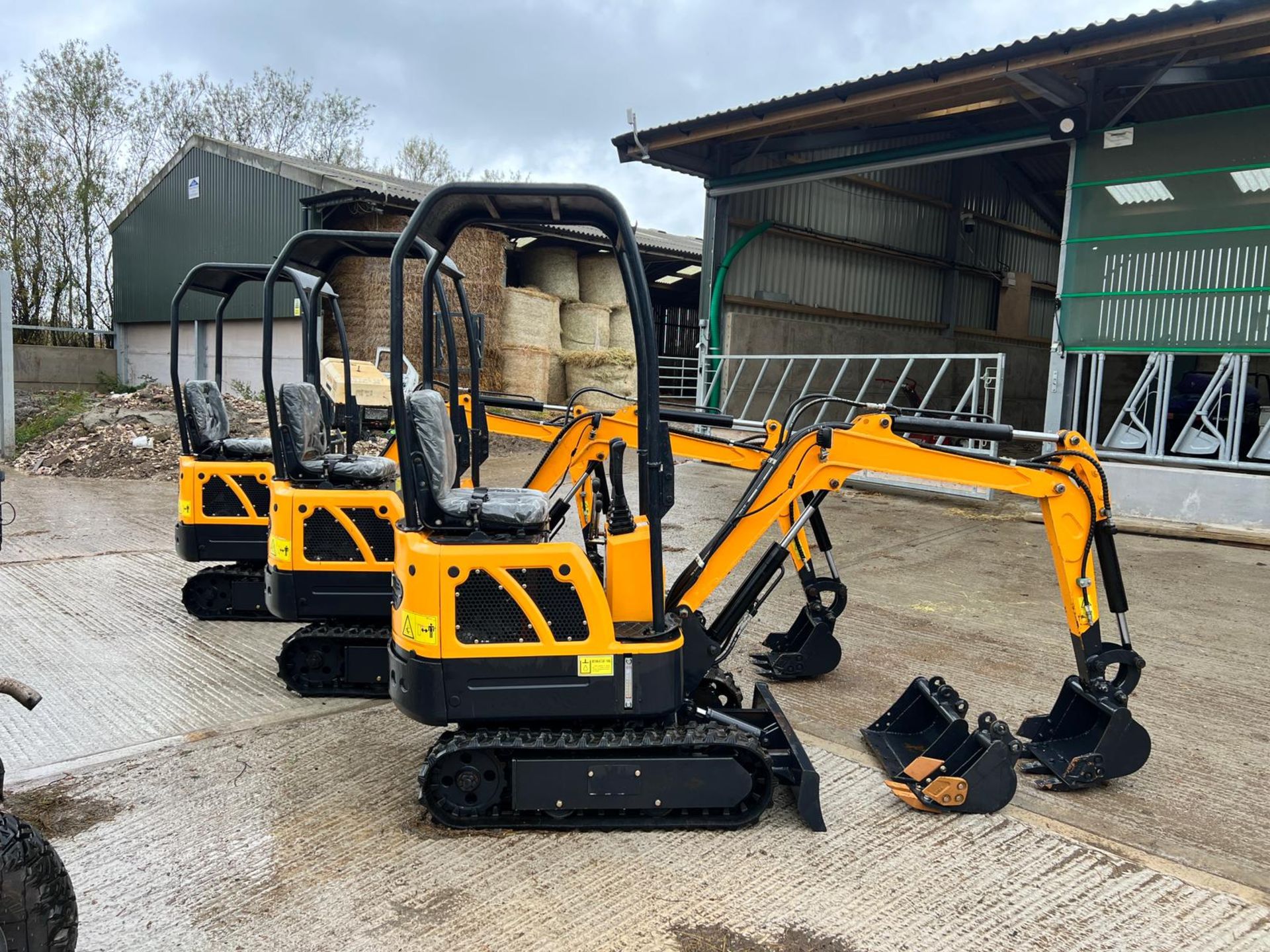 Unused LM10 1 Ton Mini Digger With Blade *PLUS VAT* - Image 5 of 12