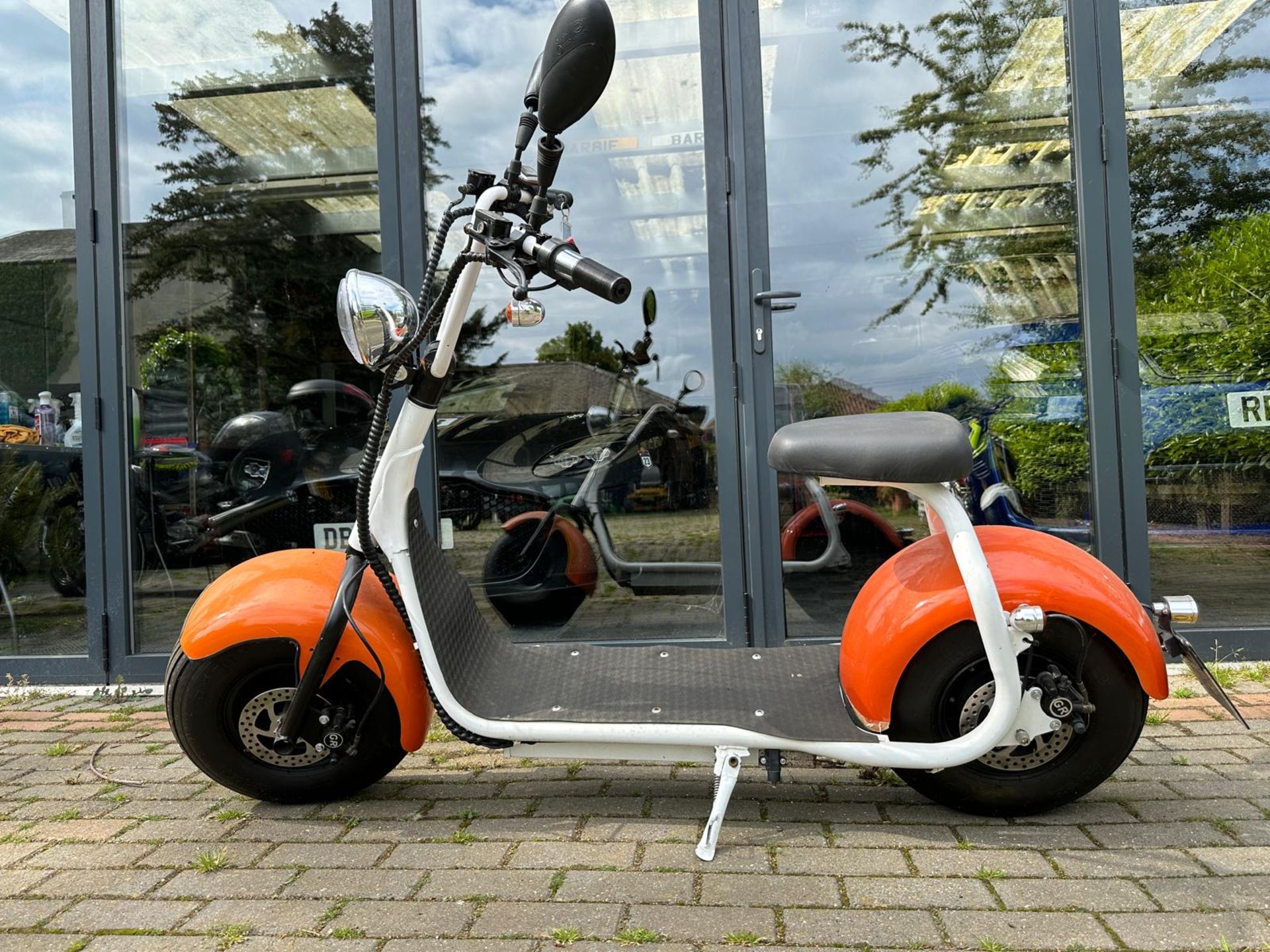 2019 TUBBY TYRE WHITE AND ORANGE ROAD REGISTERED ELECTRIC SCOOTER *NO VAT* - Image 2 of 6