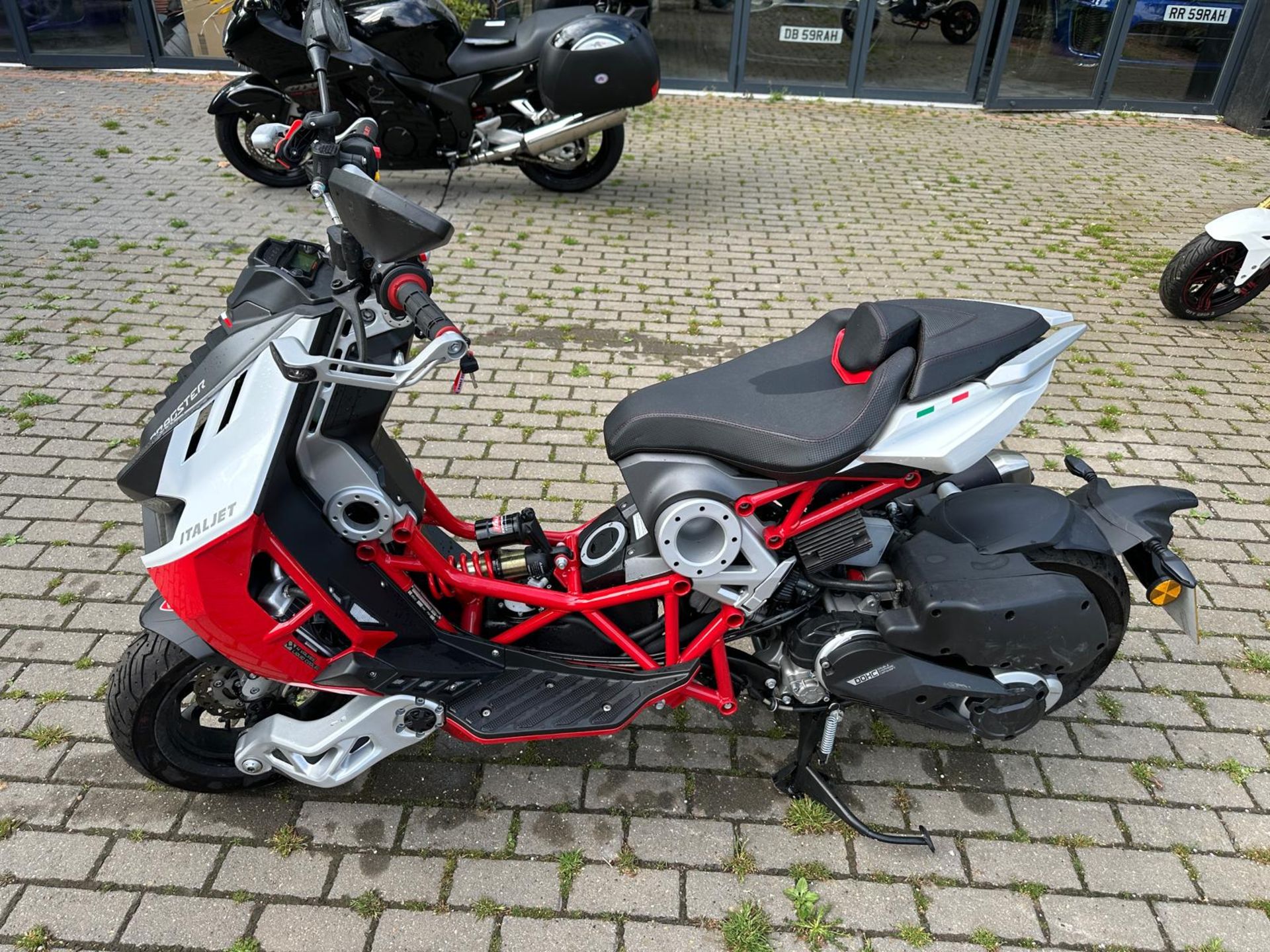 2022 JUST 17 MILES ! ITALJET DRAGSTER 200 E5 RED AND WHITE URBAN SUPER BIKE SCOOTER *NO VAT* - Image 2 of 9