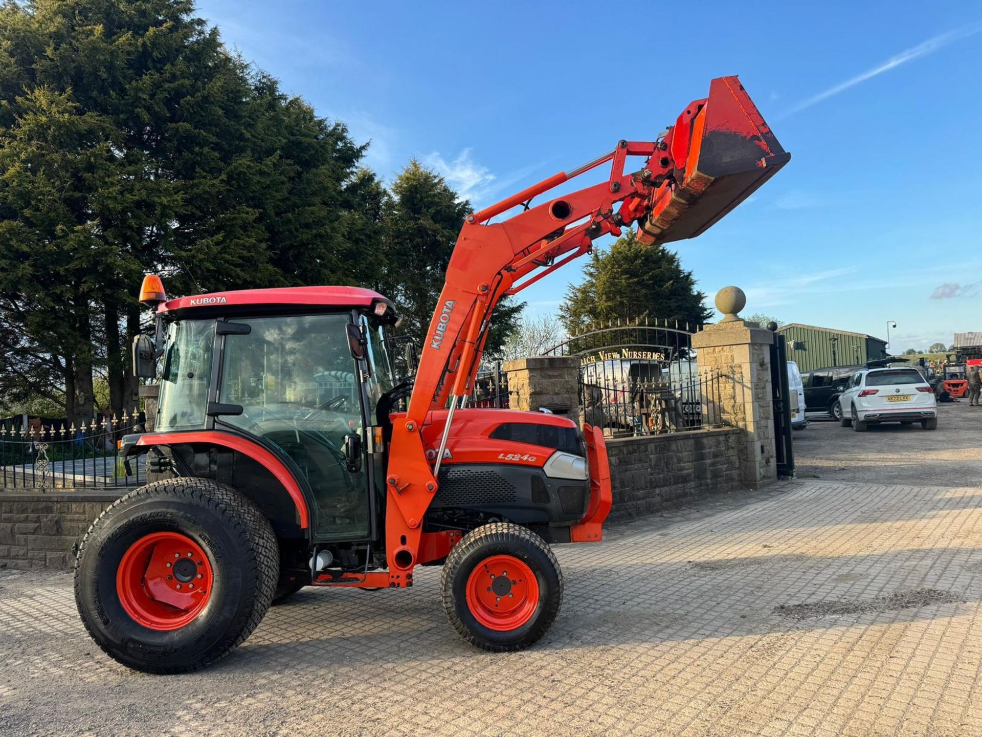 2012 KUBOTA L5240HST 54HP 4WD COMPACT TRACTOR WITH FRONT LOADER AND BUCKET *PLUS VAT* - Image 6 of 13