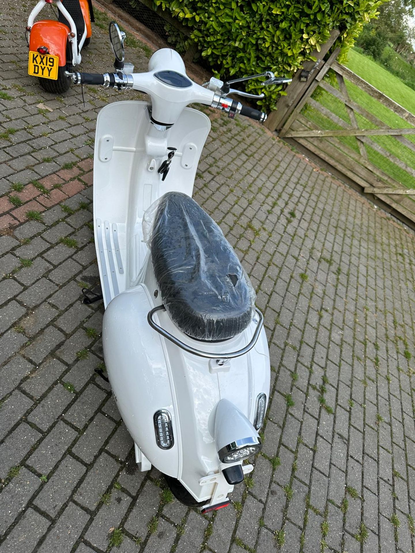 ELECTRARIDE WHITE ELECTRIC SCOOTER *PLUS VAT* - Image 6 of 9