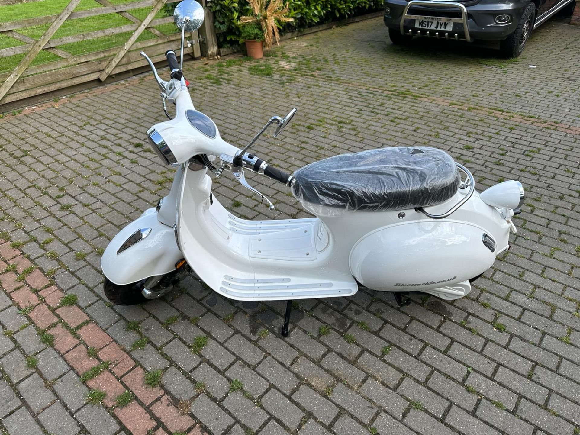 ELECTRARIDE WHITE ELECTRIC SCOOTER *PLUS VAT* - Image 4 of 9