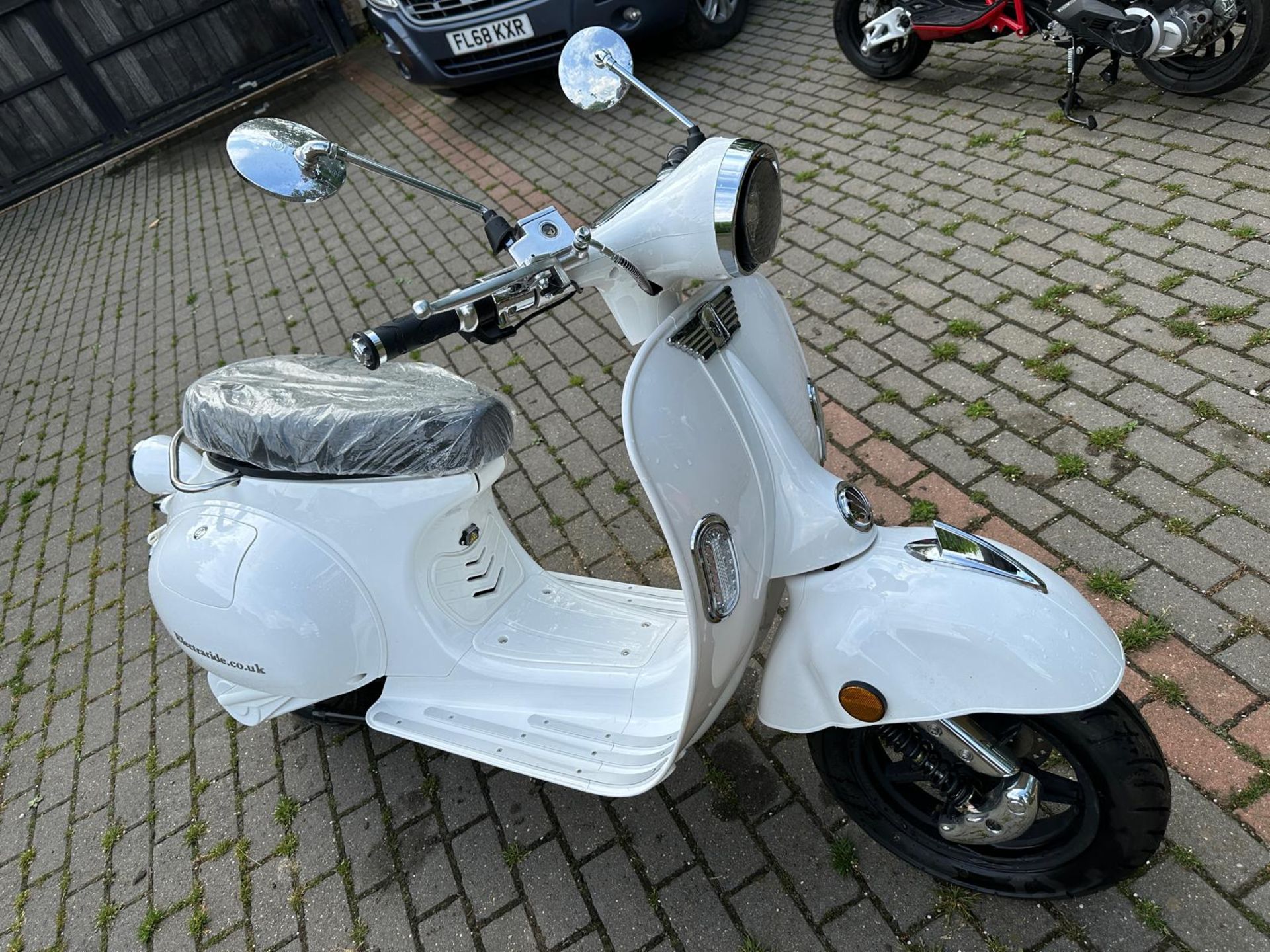 ELECTRARIDE WHITE ELECTRIC SCOOTER *PLUS VAT*