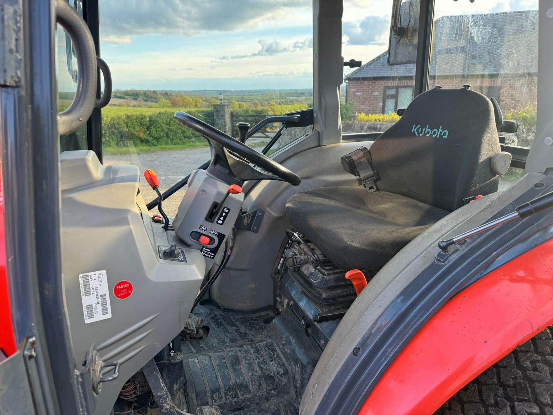 2012 KUBOTA L5240HST 54HP 4WD COMPACT TRACTOR WITH FRONT LOADER AND BUCKET *PLUS VAT* - Image 10 of 13