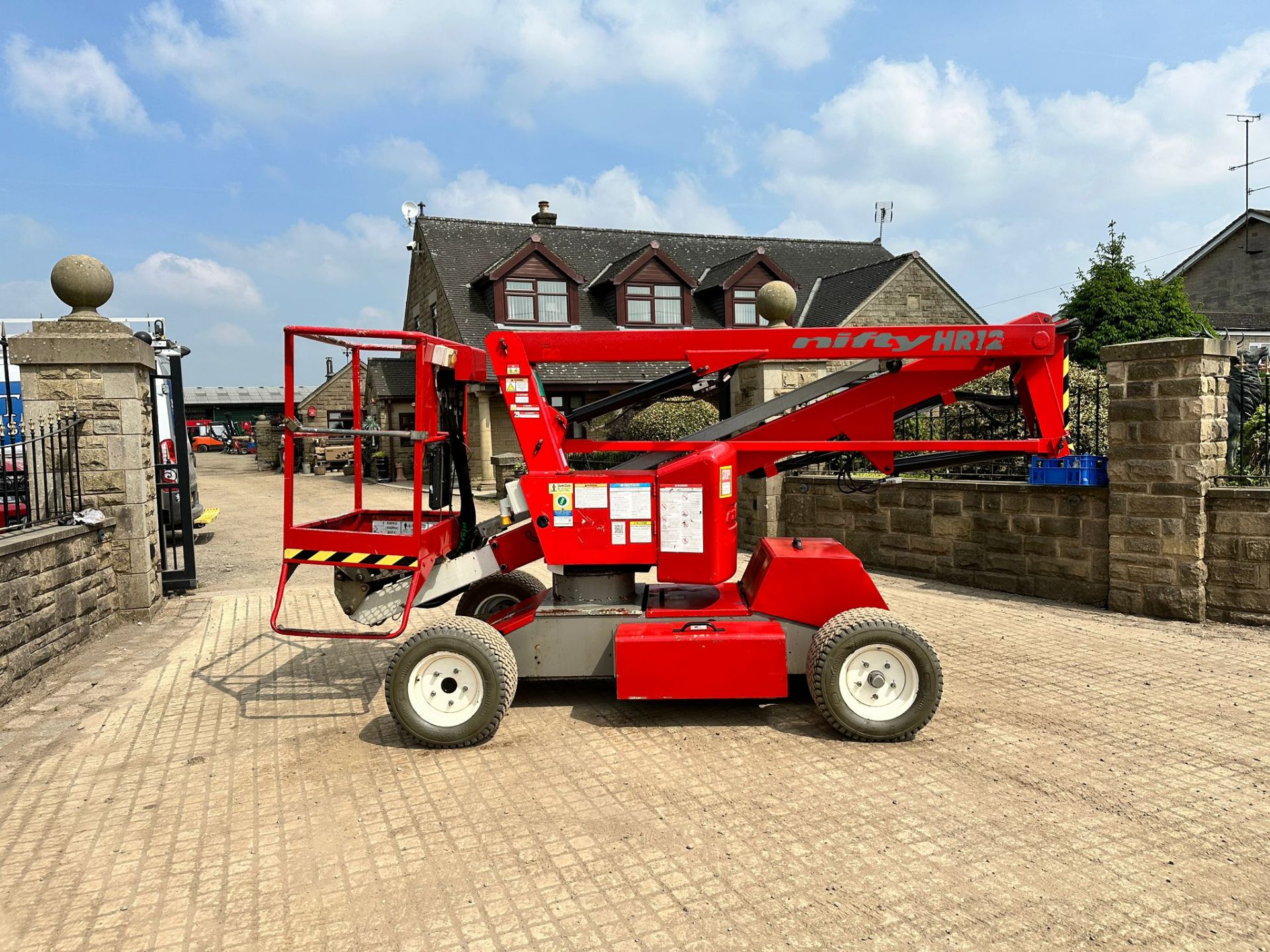 2012 NIFTYLIFT HR12NDE BI-FUEL HEIGHTRIDER 12 BOOM LIFT *PLUS VAT* - Image 3 of 12