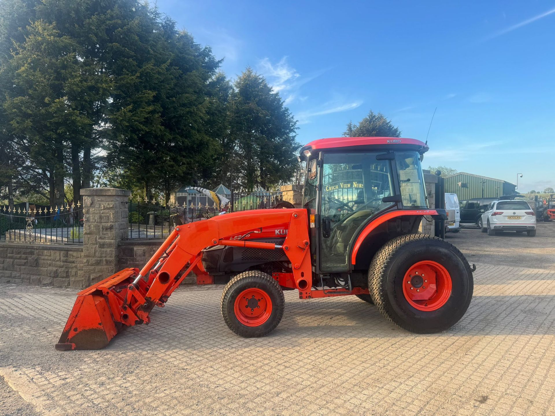 2012 KUBOTA L5240HST 54HP 4WD COMPACT TRACTOR WITH FRONT LOADER AND BUCKET *PLUS VAT* - Image 9 of 13