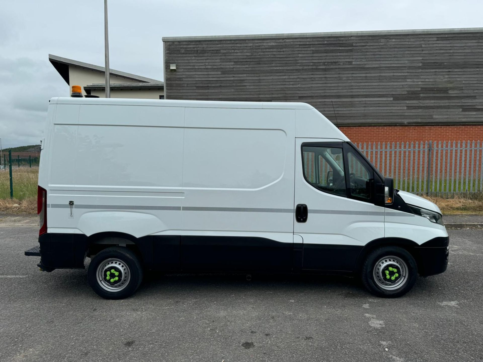 COMPRESSOR & ELECTRICS! 2018/18 REG IVECO DAILY 35S12V 2.3 DIESEL PANEL VAN, SHOWING 1 FORMER KEEPER - Image 2 of 28