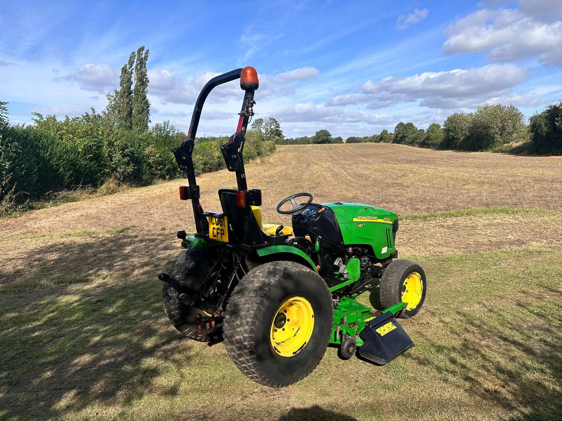 2011/61 JOHN DEERE 2520 25HP 4WD COMPACT TRACTOR WITH 62Ó MID MOUNTED DECK *PLUS VAT* - Image 5 of 16