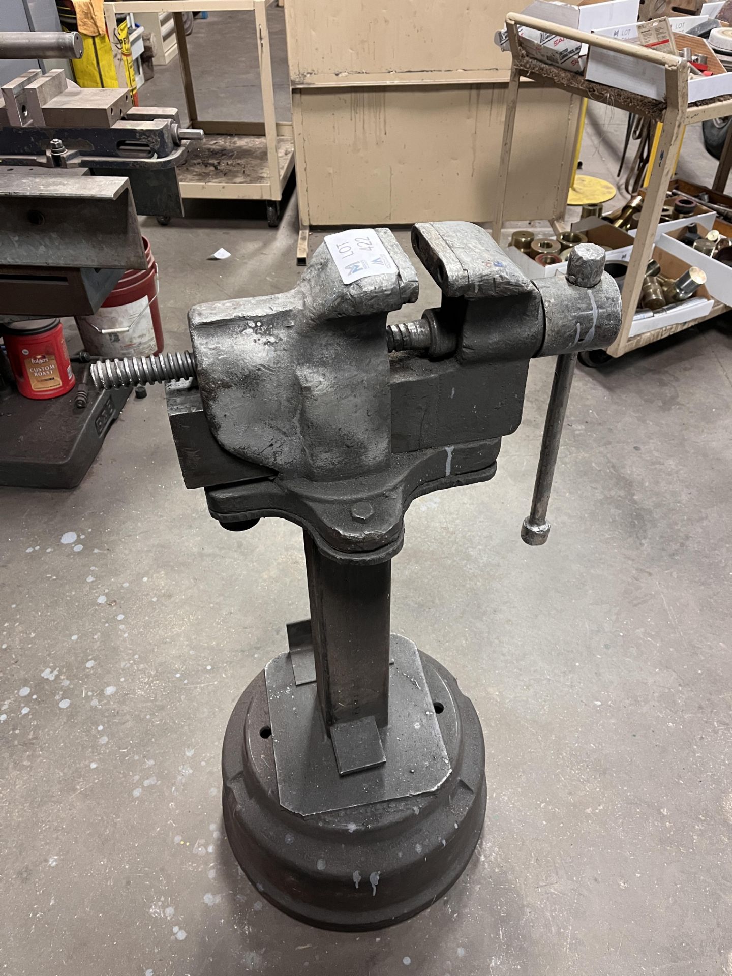 Vise on Stand - Image 2 of 3