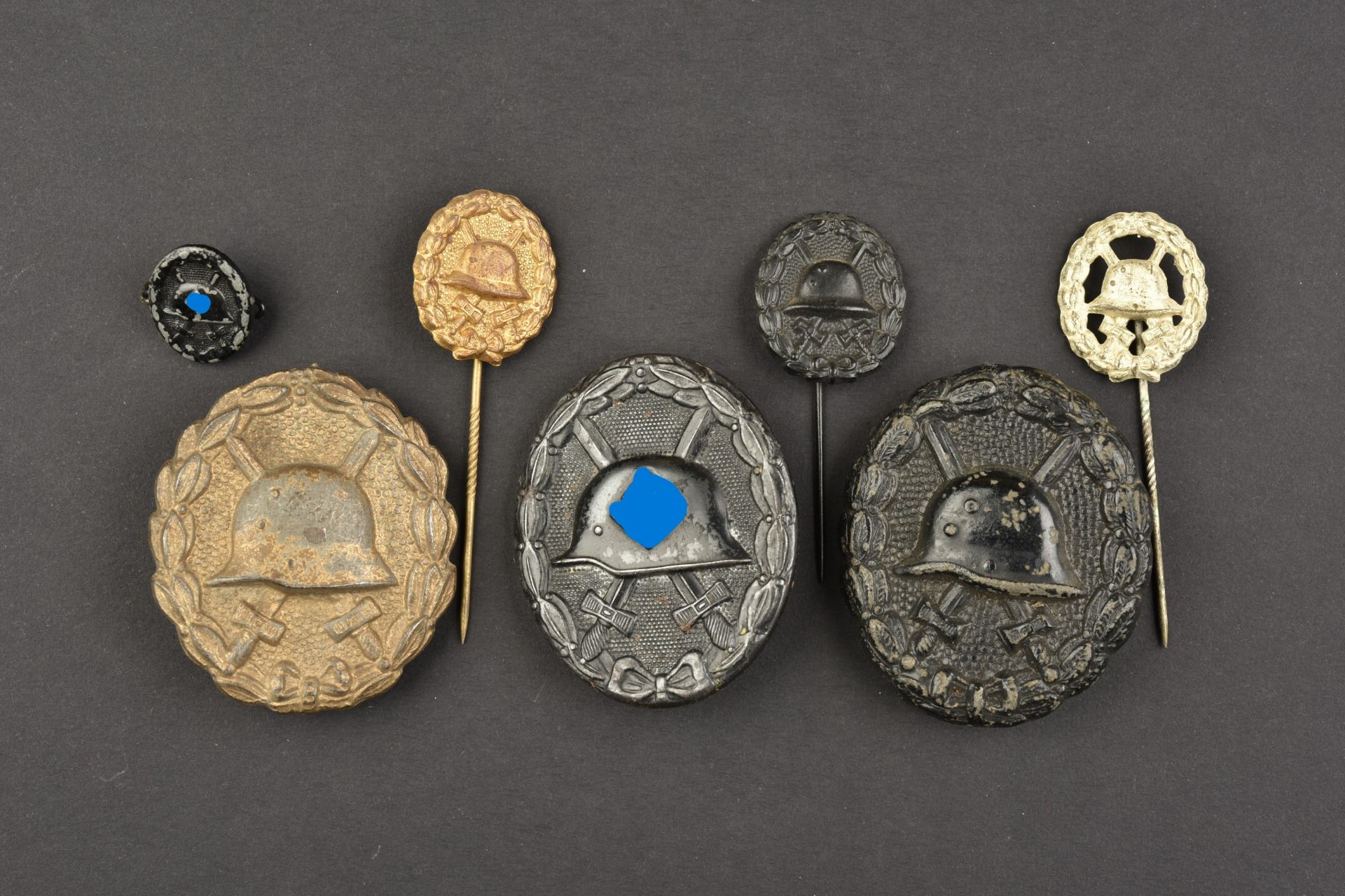 Insignes des blesses et divers. Badges for the wounded and miscellaneous.