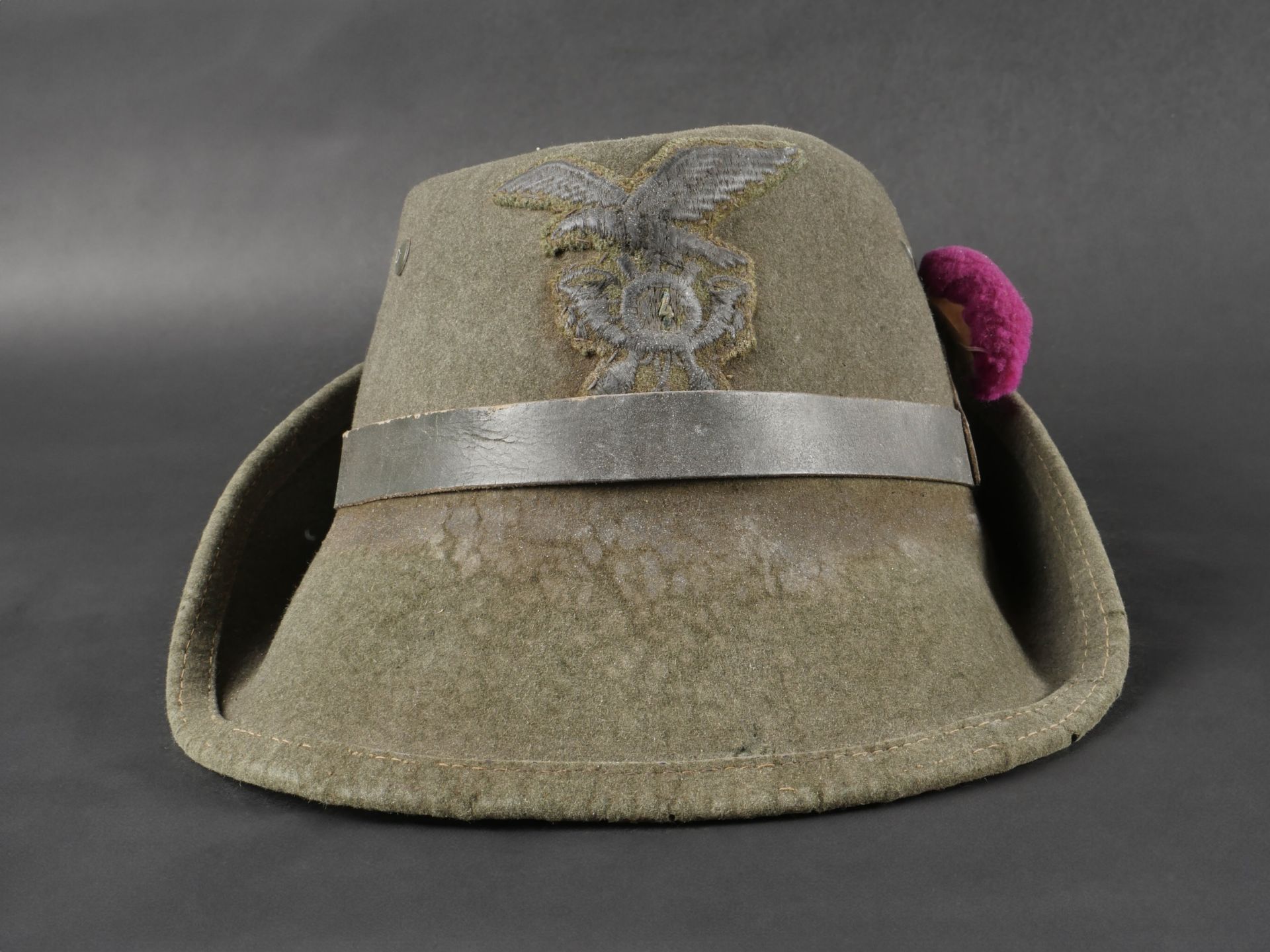 Trois chapeaux des troupes de Montagne. Three mountain troop hats. - Image 2 of 19