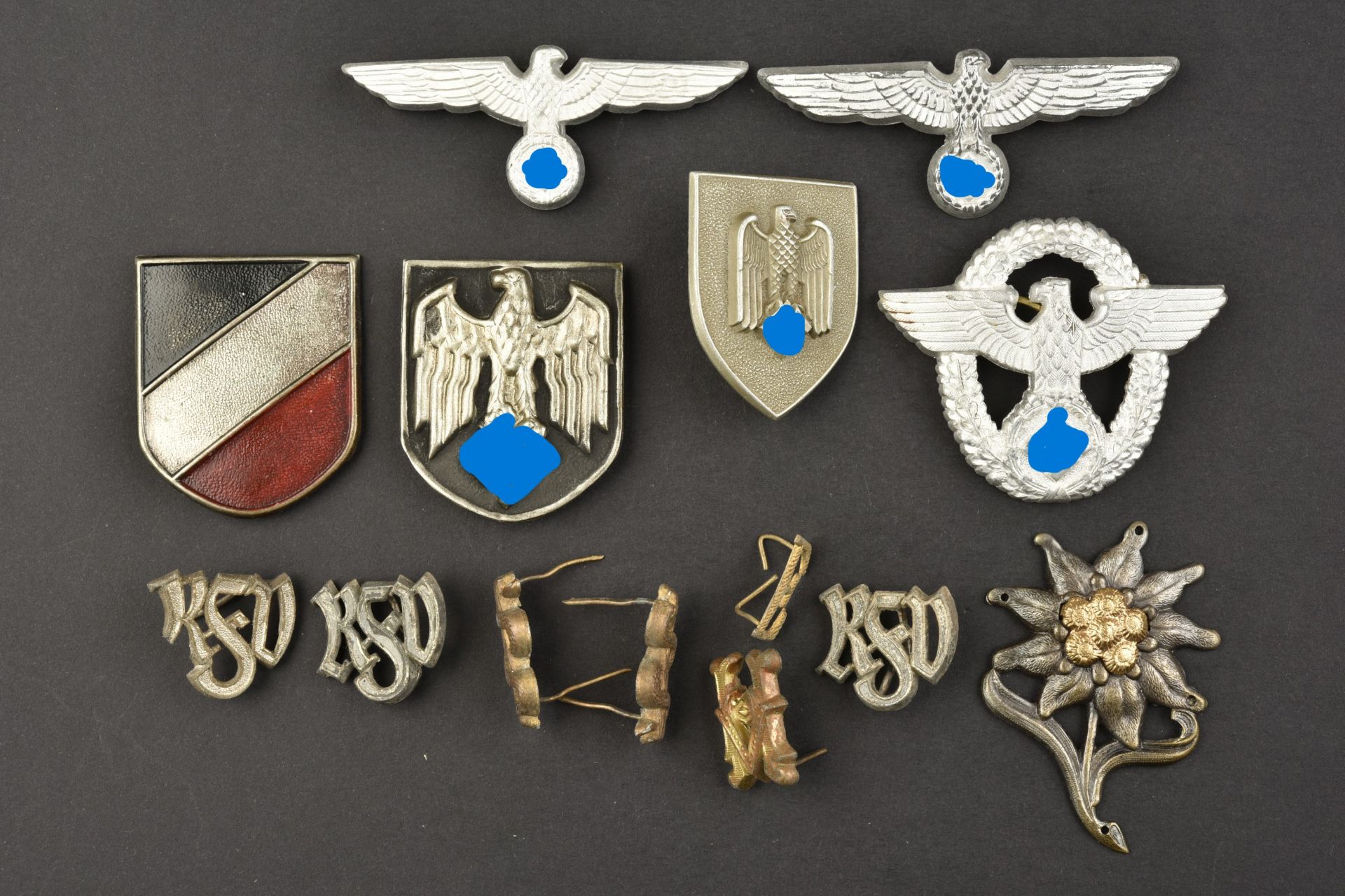Insignes de coiffure Wehrmacht. Wehrmacht headgear badges.