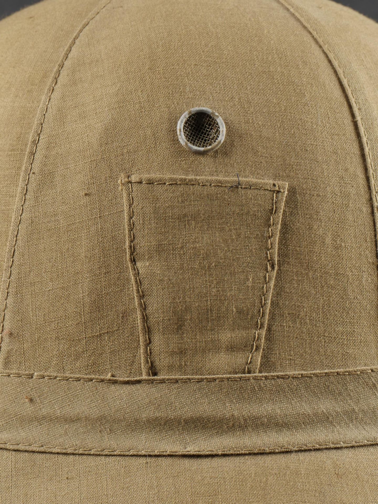 Casque tropicale du 53eme Regiment dInfanterie. Tropical helmet of the 53rd Infantry Regiment. - Bild 11 aus 19