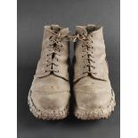 Paire de brodequins des troupes de montagne italienne. Pair of Italian mountain troop brodequins.