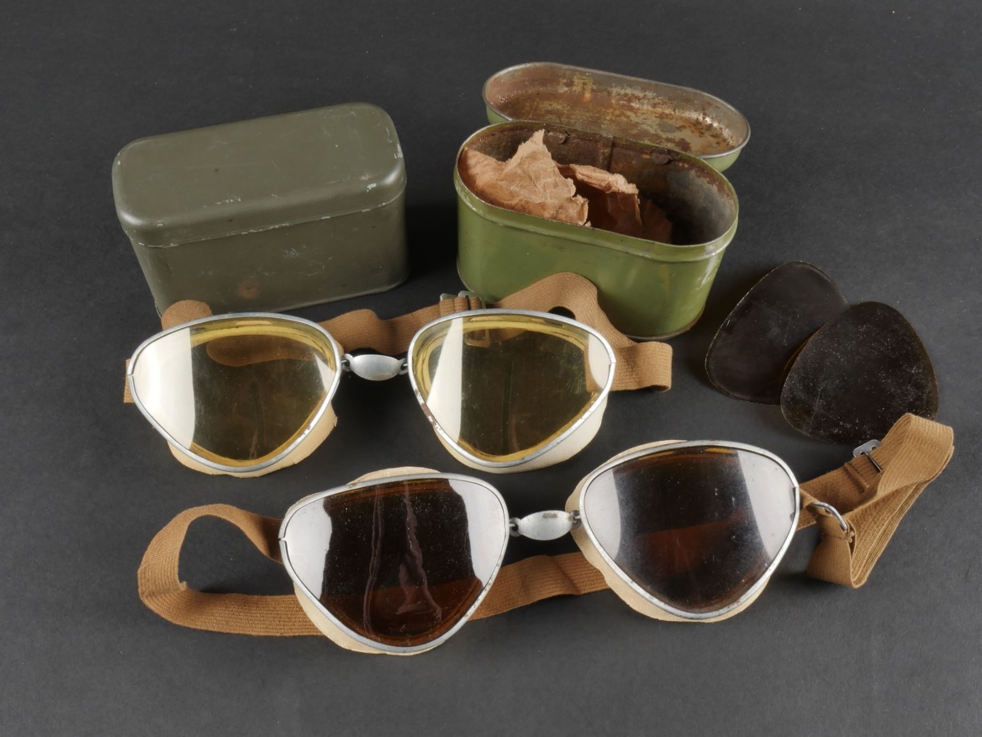 Lot de deux paires de lunettes de motocycliste. Set of two pairs of motorcycle goggles.