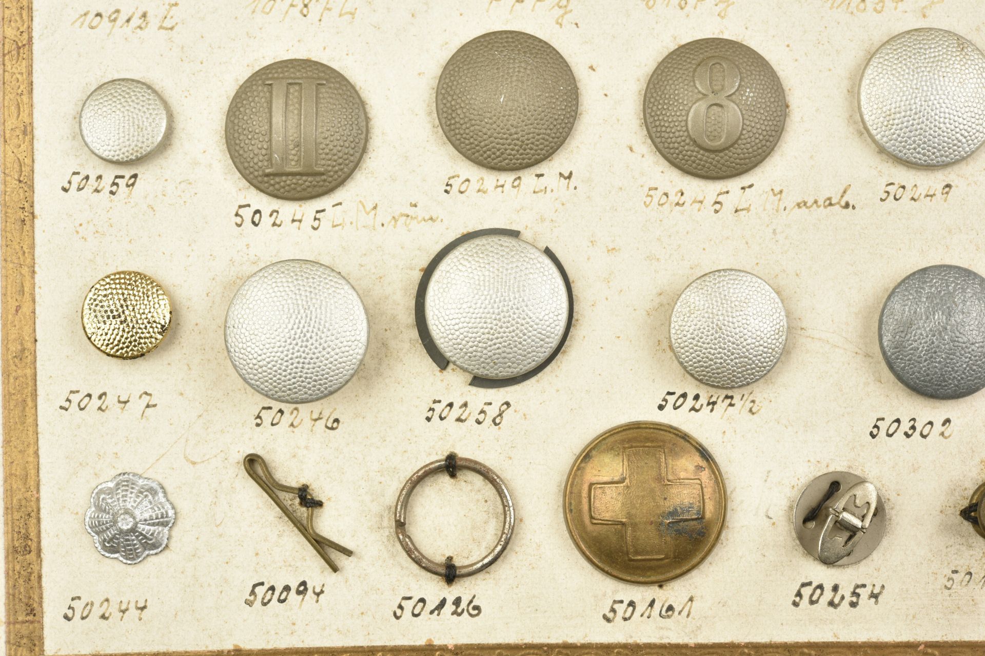 Plateau d'insignes et boutons. Tray of badges and buttons. - Image 9 of 10