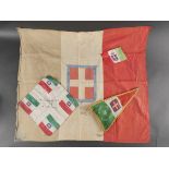 Lot de drapeaux et fanions. Lot of flags and pennants.