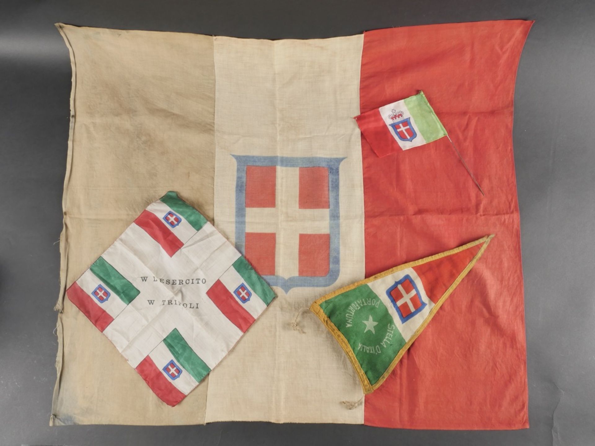 Lot de drapeaux et fanions. Lot of flags and pennants.