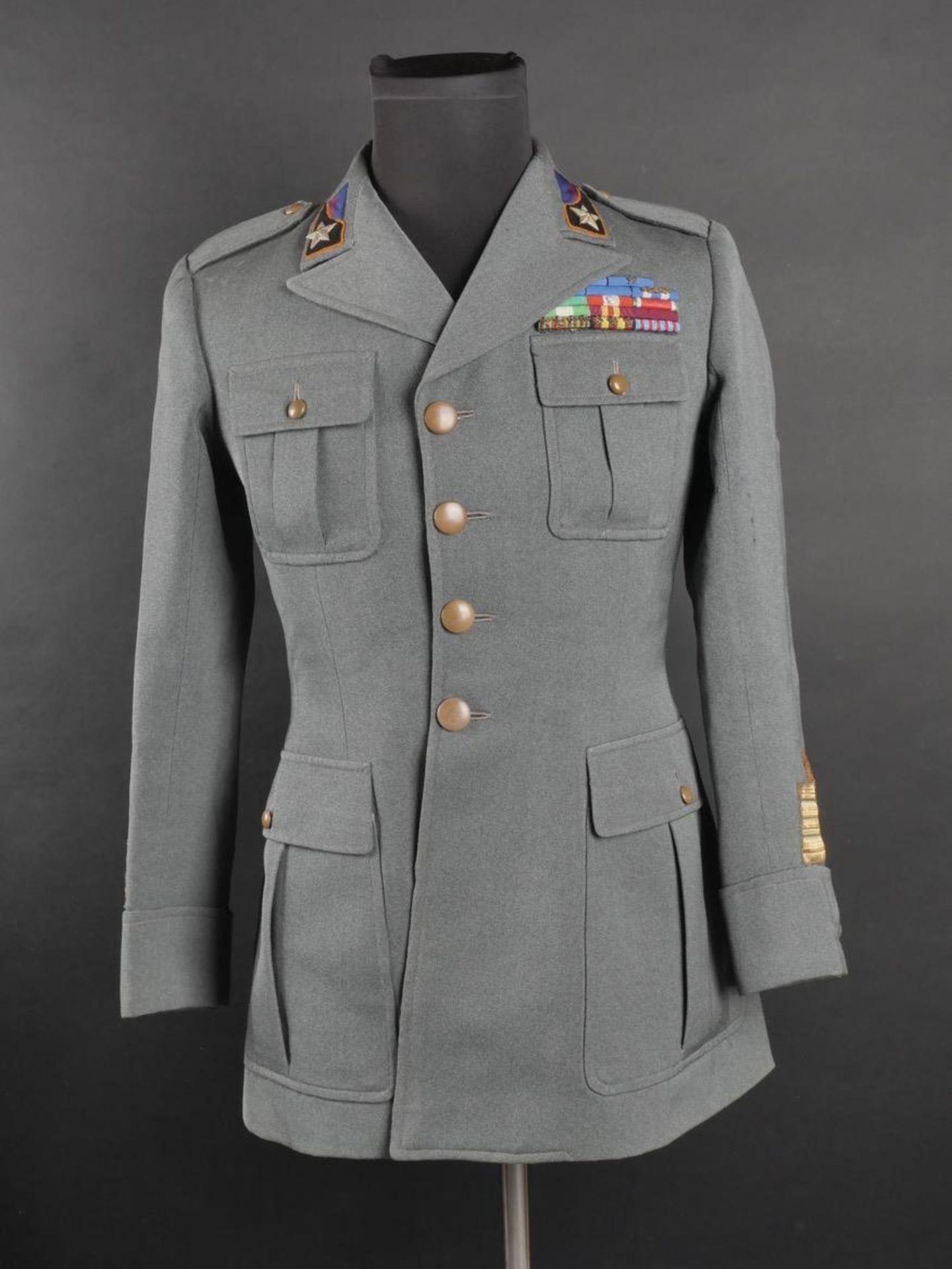 Vareuse de Carlo Boromi, colonel du Regiment Artillerie de la Division Bergamo. Jacket of Carlo Bo
