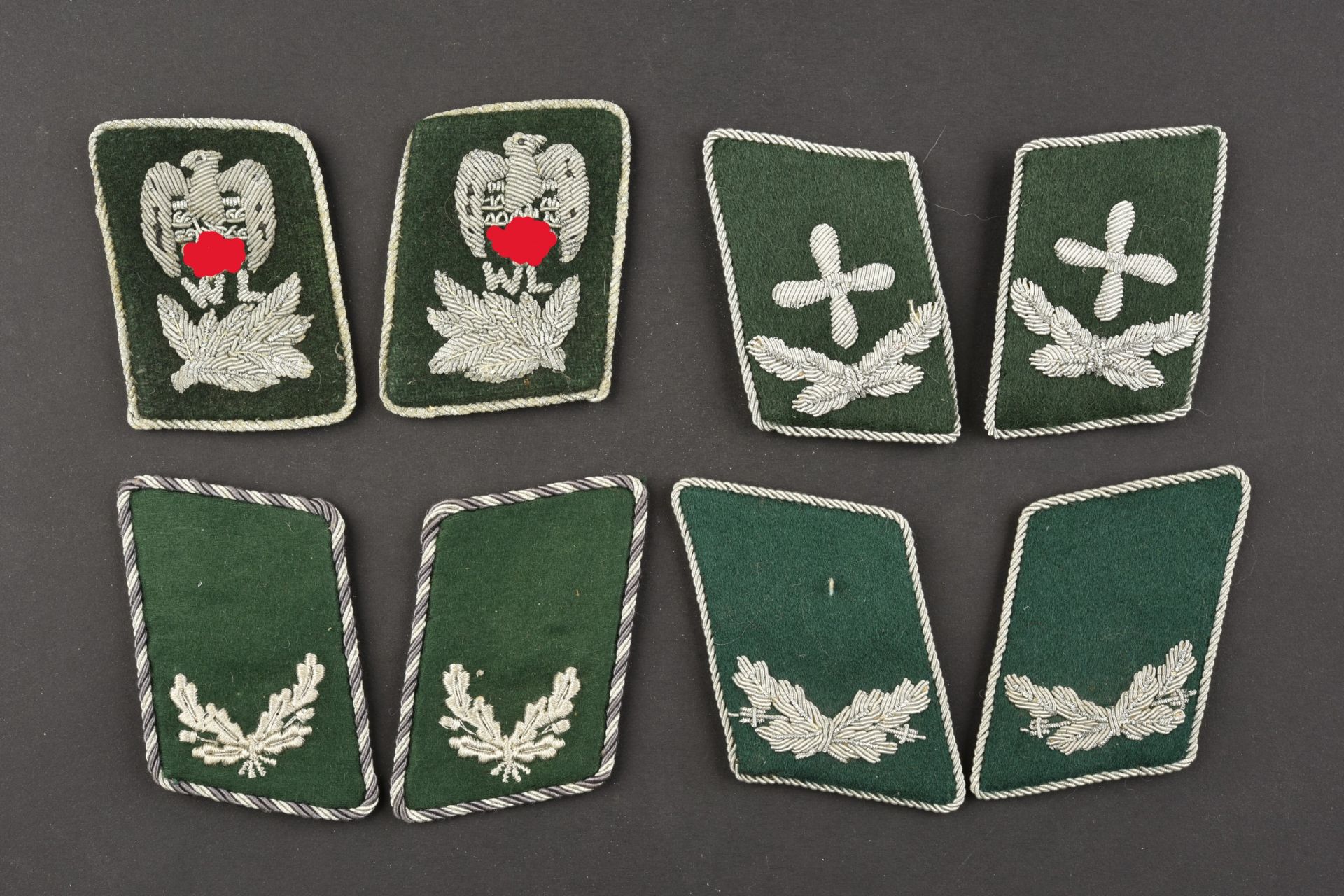 Pattes de col de l administration. Administration collar tabs.