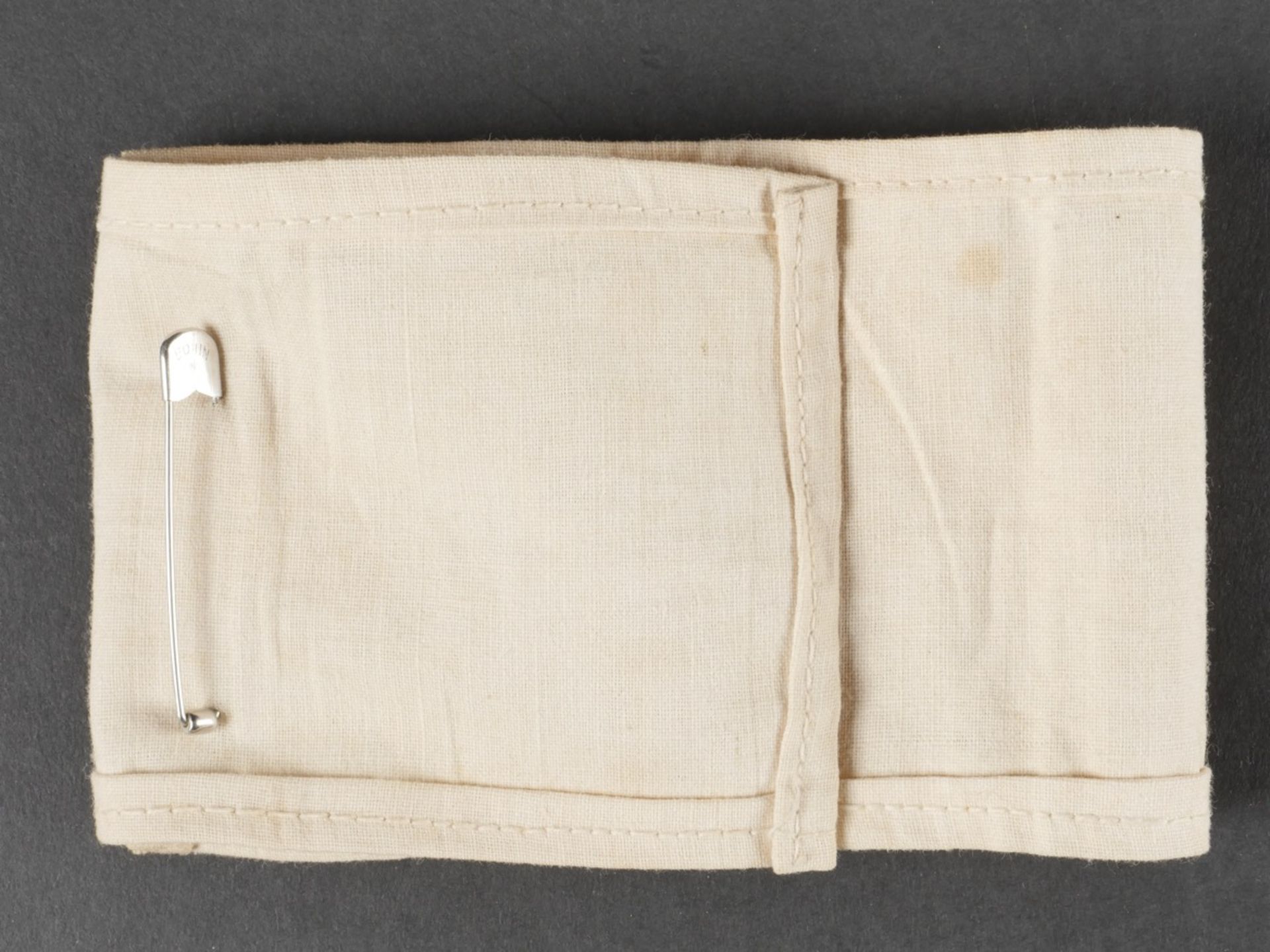 Lot de quatre brassards. Set of four armbands. - Image 11 of 19