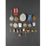 Lot de 21 insignes civils et militaires. Lot of 21 civilian and military badges.