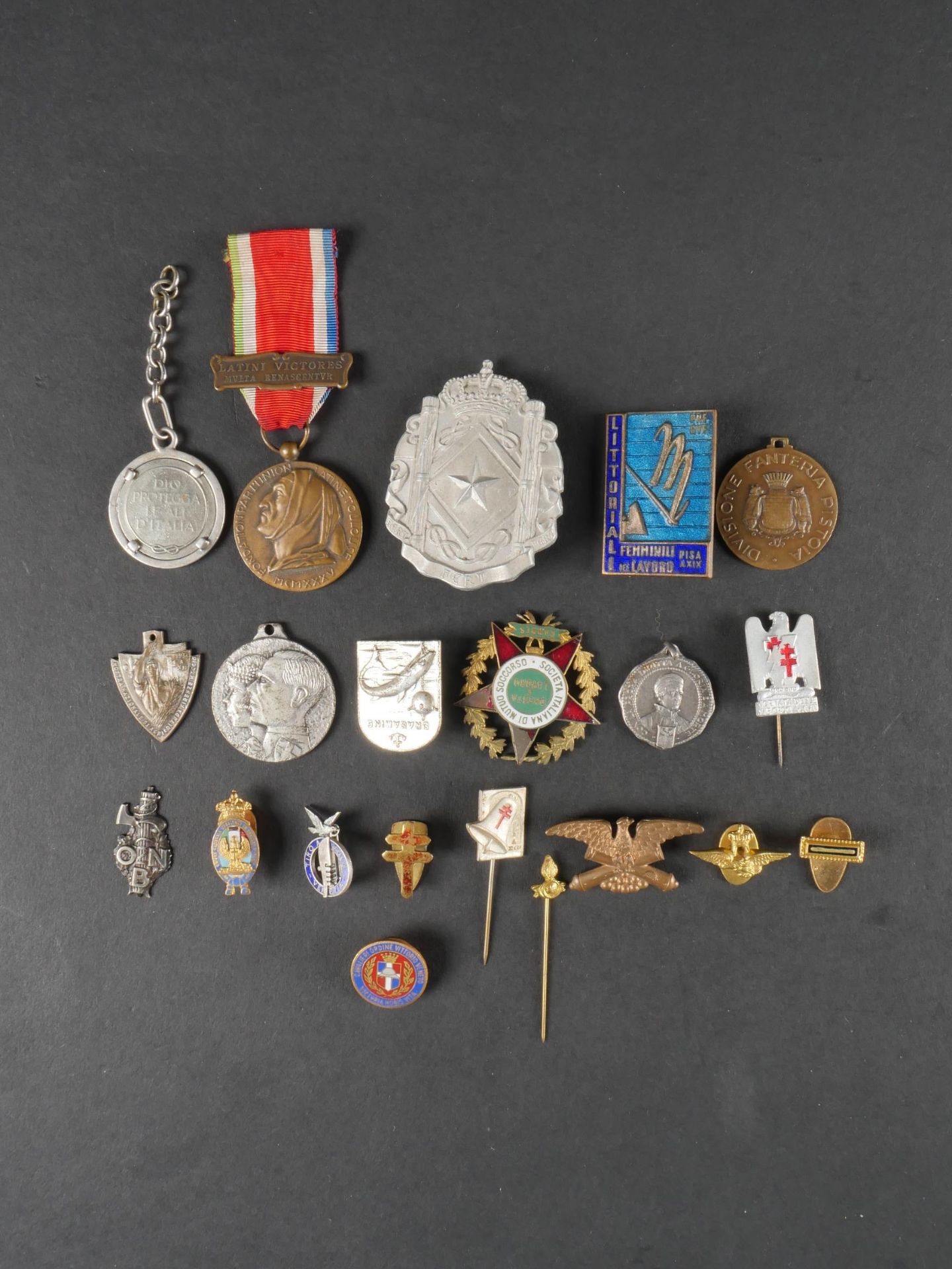 Lot de 21 insignes civils et militaires. Lot of 21 civilian and military badges.