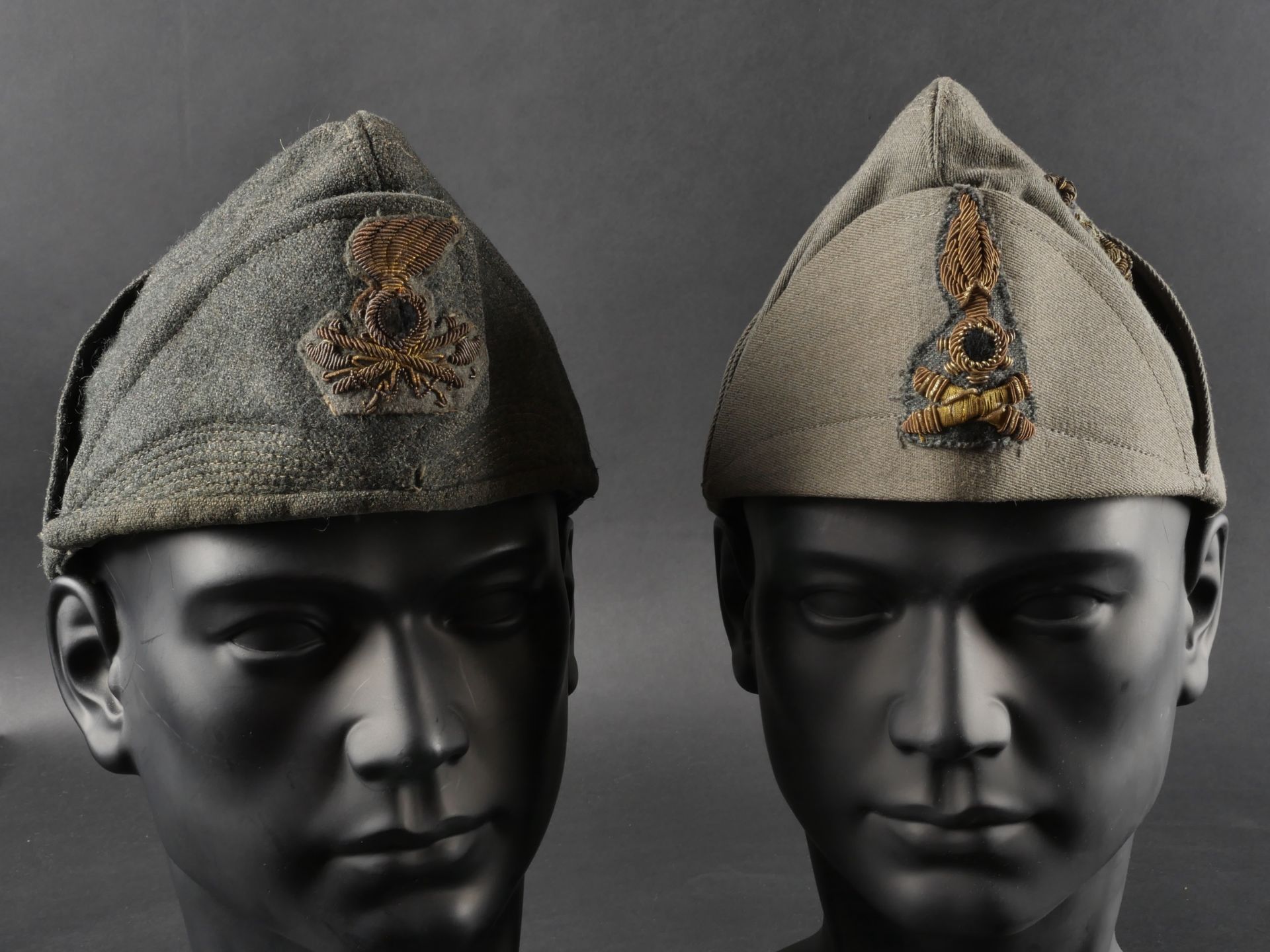 Deux calots dofficier de larmee Royale italienne. Two Royal Italian Army officer s caps.