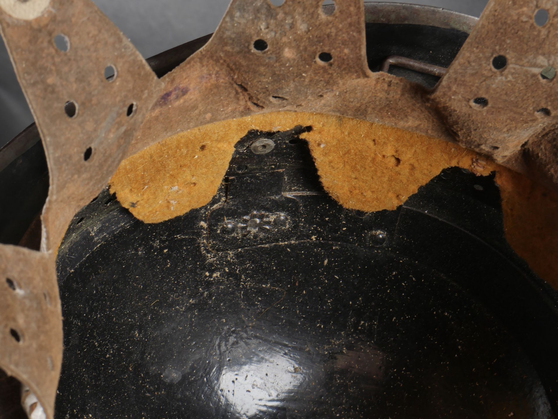 Casque italien de lartillerie de montagne. Italian mountain artillery helmet. - Image 17 of 18