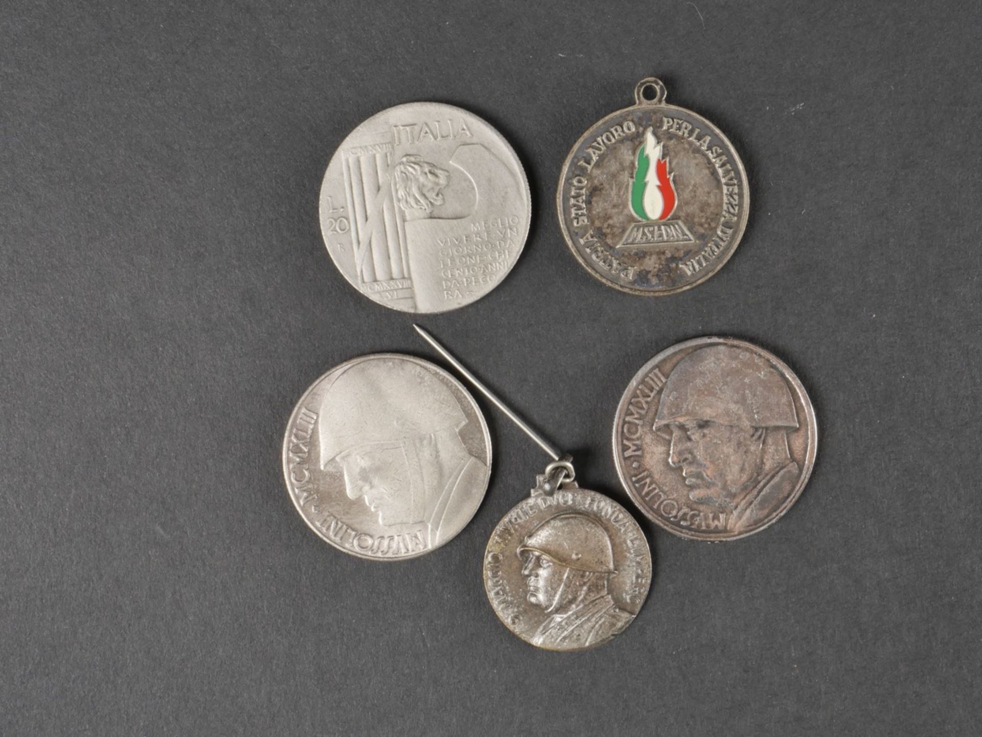 Lot de medailles a leffigie de Mussolini. Lot of medals bearing the effigy of Mussolini. - Bild 4 aus 7