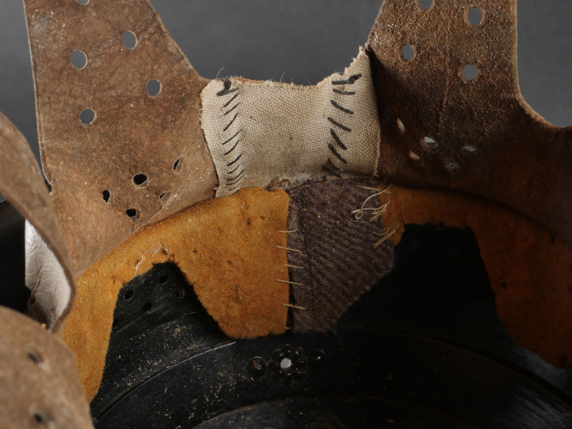 Casque italien de lartillerie de montagne. Italian mountain artillery helmet. - Image 15 of 18