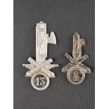 Lot de deux insignes de fez ou de calot. Set of two fez or cap badges.