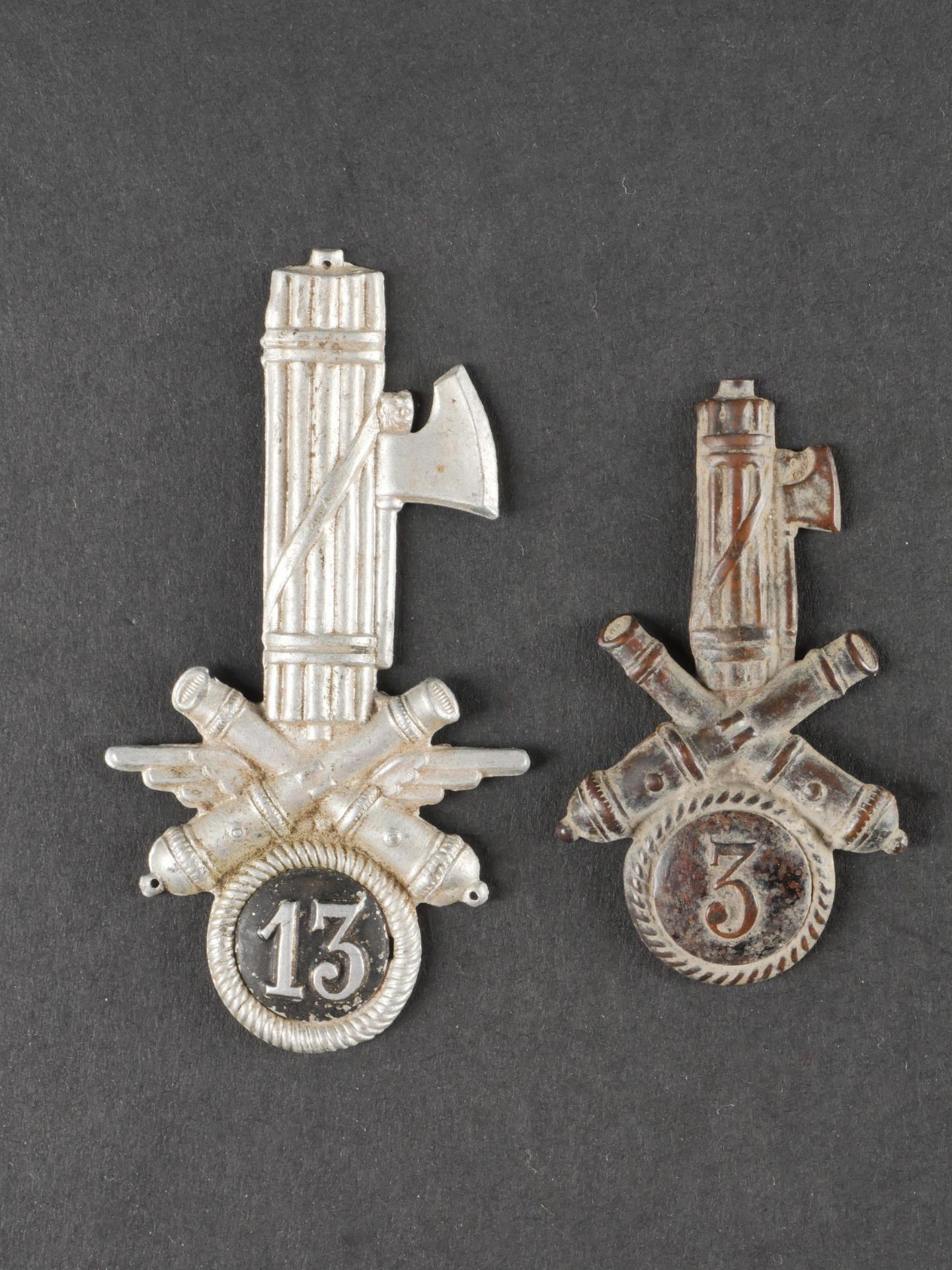 Lot de deux insignes de fez ou de calot. Set of two fez or cap badges.