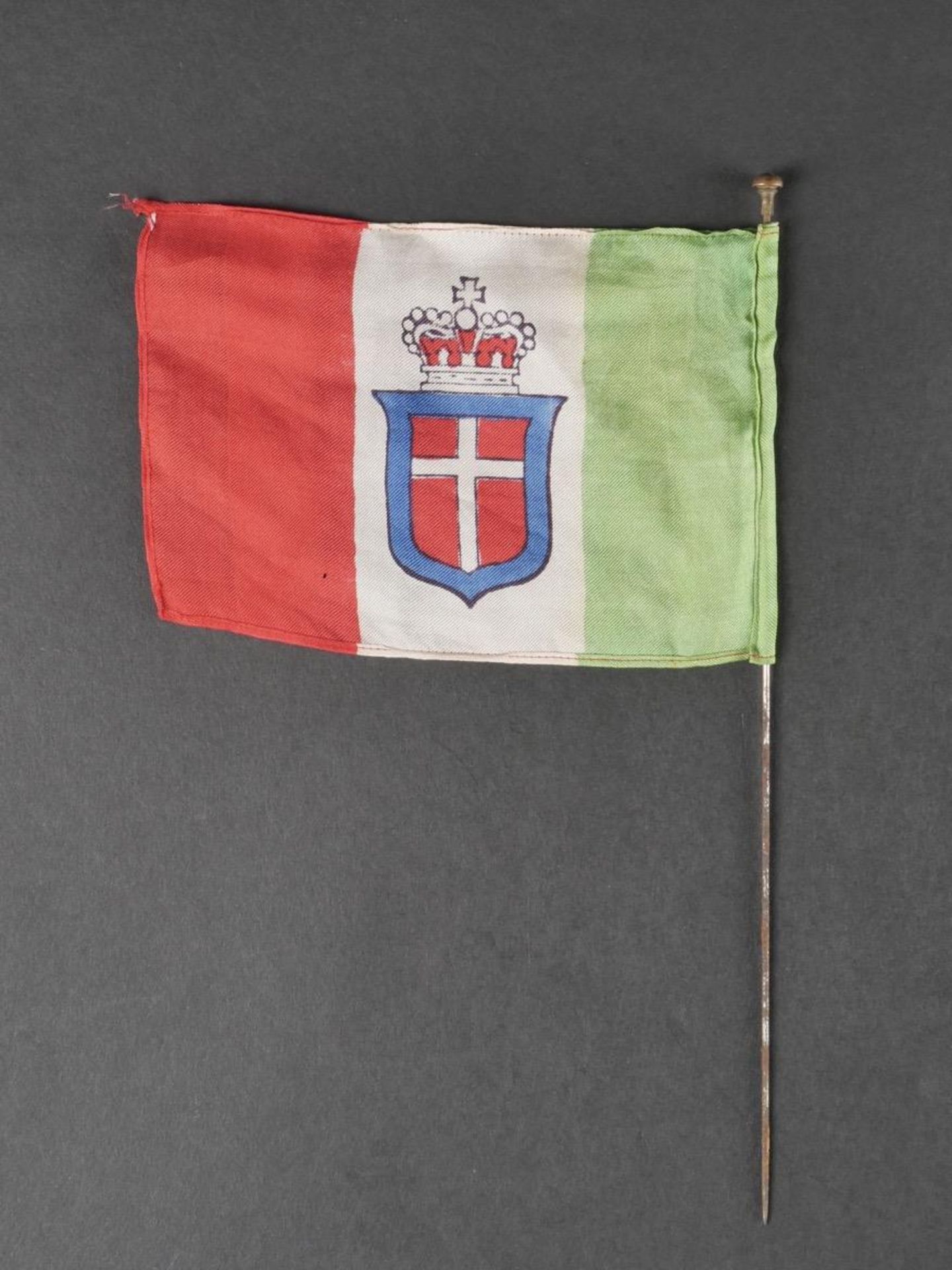 Lot de drapeaux et fanions. Lot of flags and pennants. - Image 10 of 19