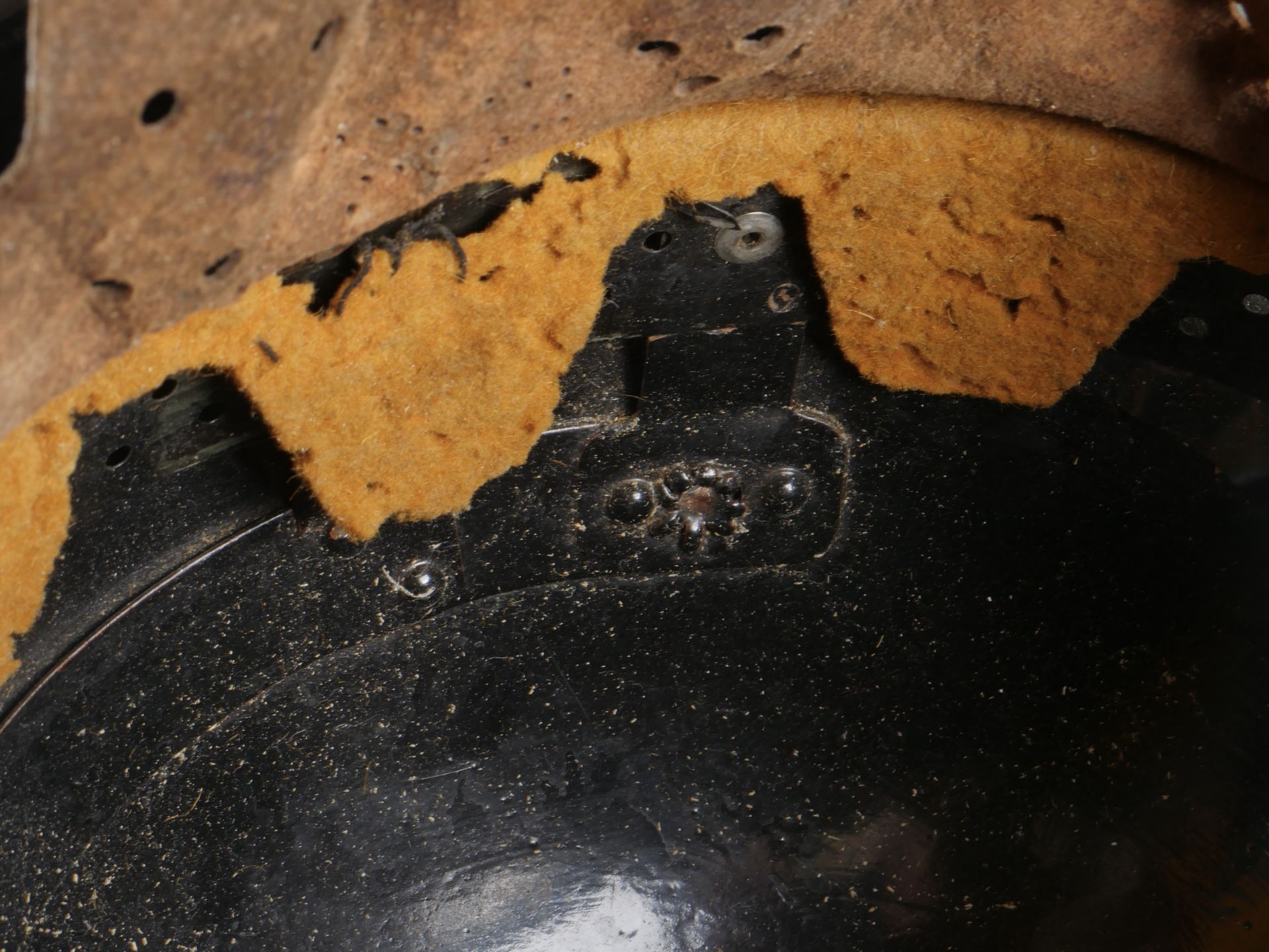 Casque italien de lartillerie de montagne. Italian mountain artillery helmet. - Bild 16 aus 18