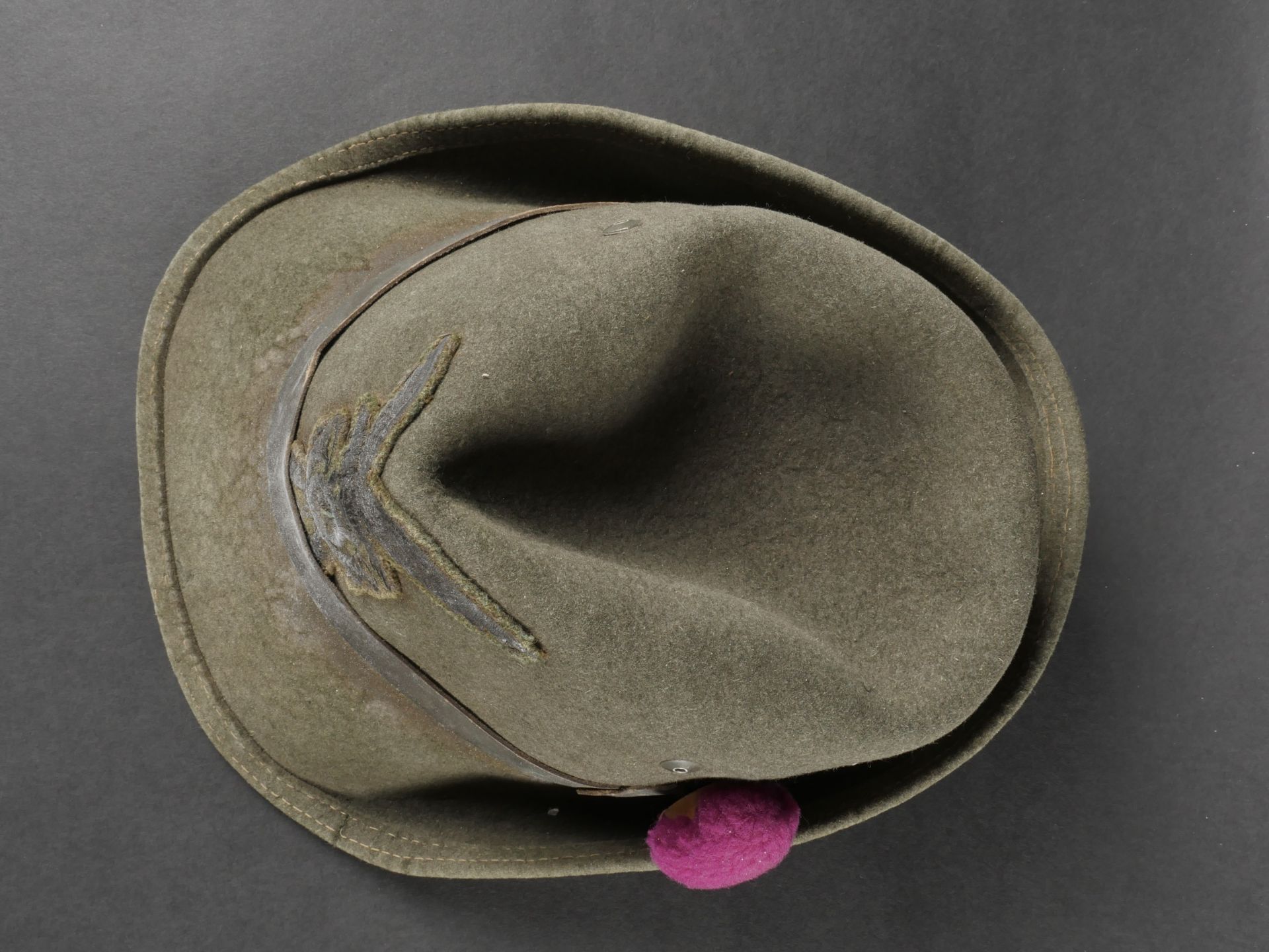 Trois chapeaux des troupes de Montagne. Three mountain troop hats. - Image 4 of 19