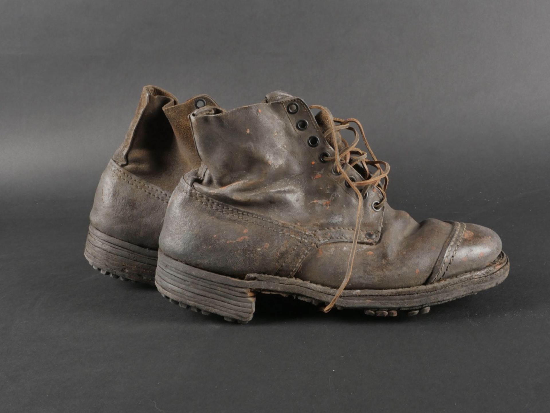 Une paire de brodequins de larmee Royale italienne. A pair of Royal Italian Army brodequins. - Bild 16 aus 19