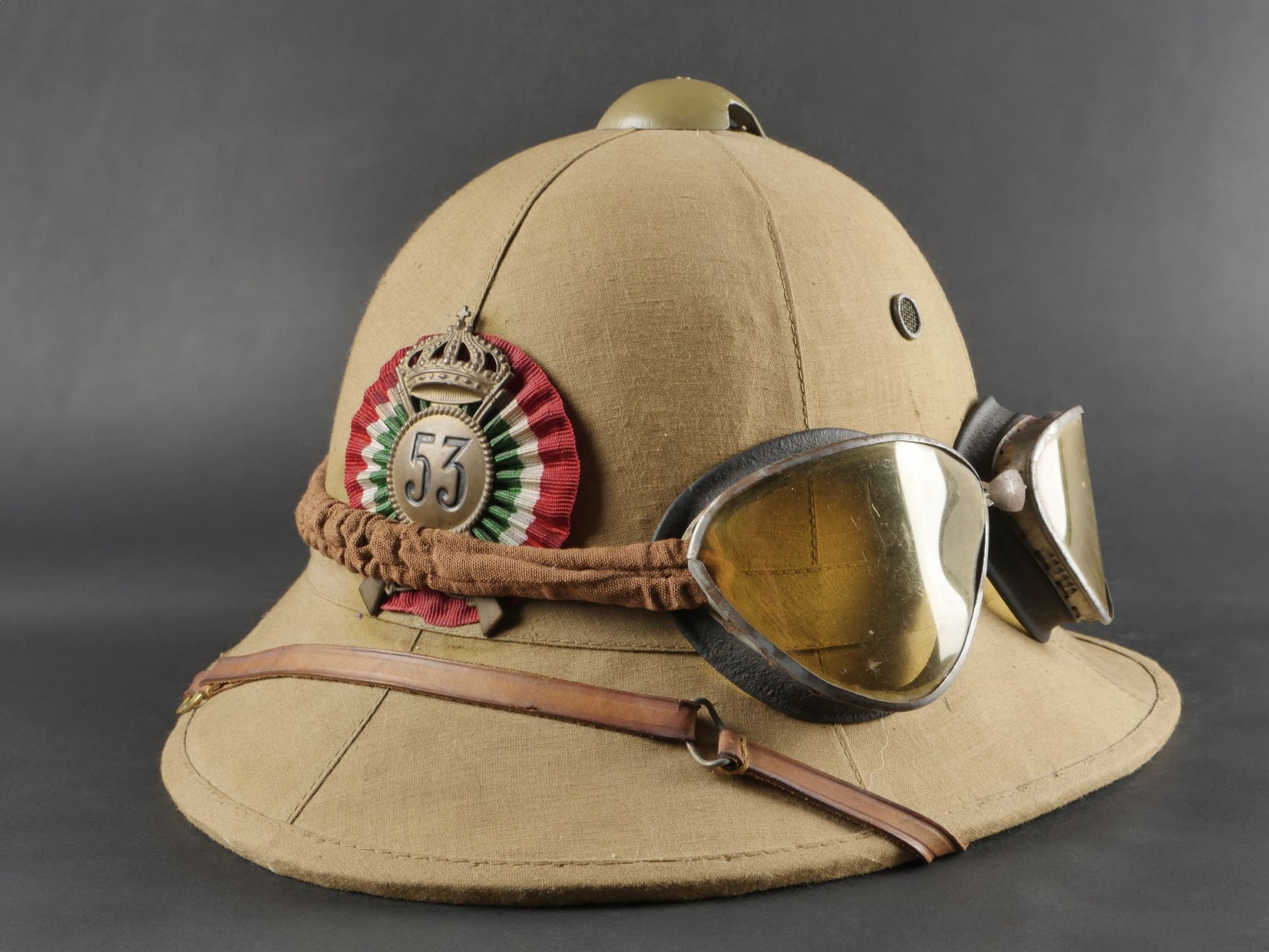 Casque tropicale du 53eme Regiment dInfanterie. Tropical helmet of the 53rd Infantry Regiment.