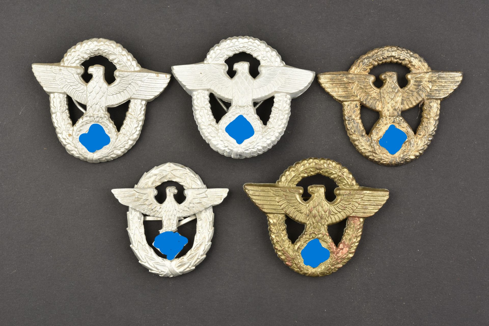 Insignes de coiffure polizei. Polizei headgear badges.