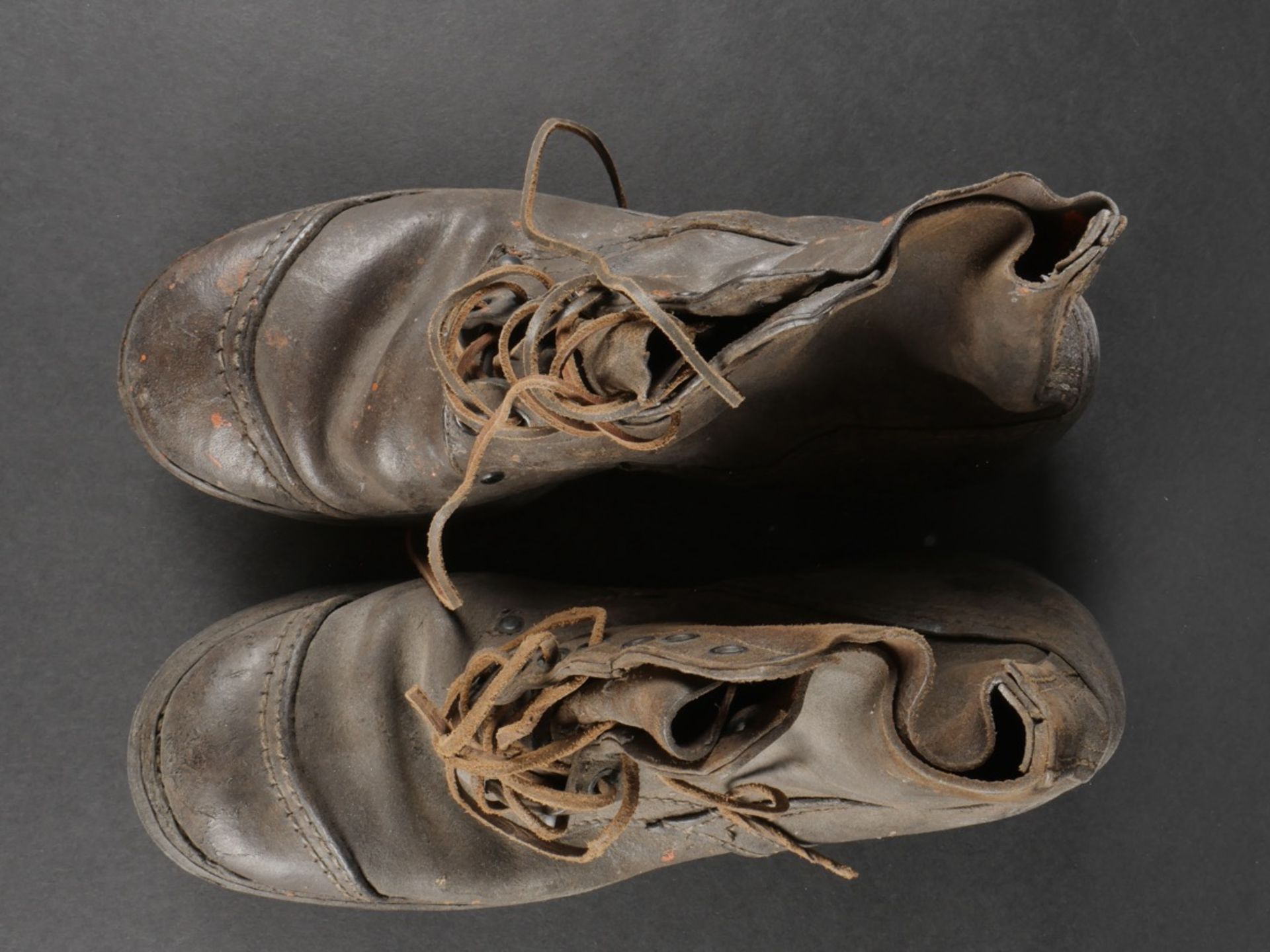 Une paire de brodequins de larmee Royale italienne. A pair of Royal Italian Army brodequins. - Bild 13 aus 19