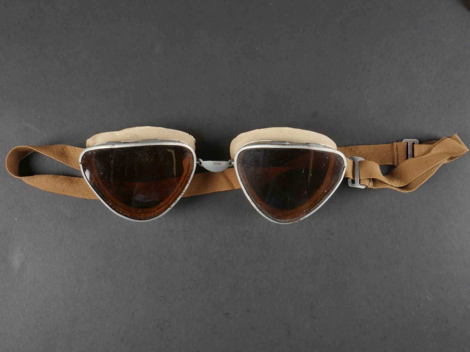Lot de deux paires de lunettes de motocycliste. Set of two pairs of motorcycle goggles. - Bild 2 aus 12