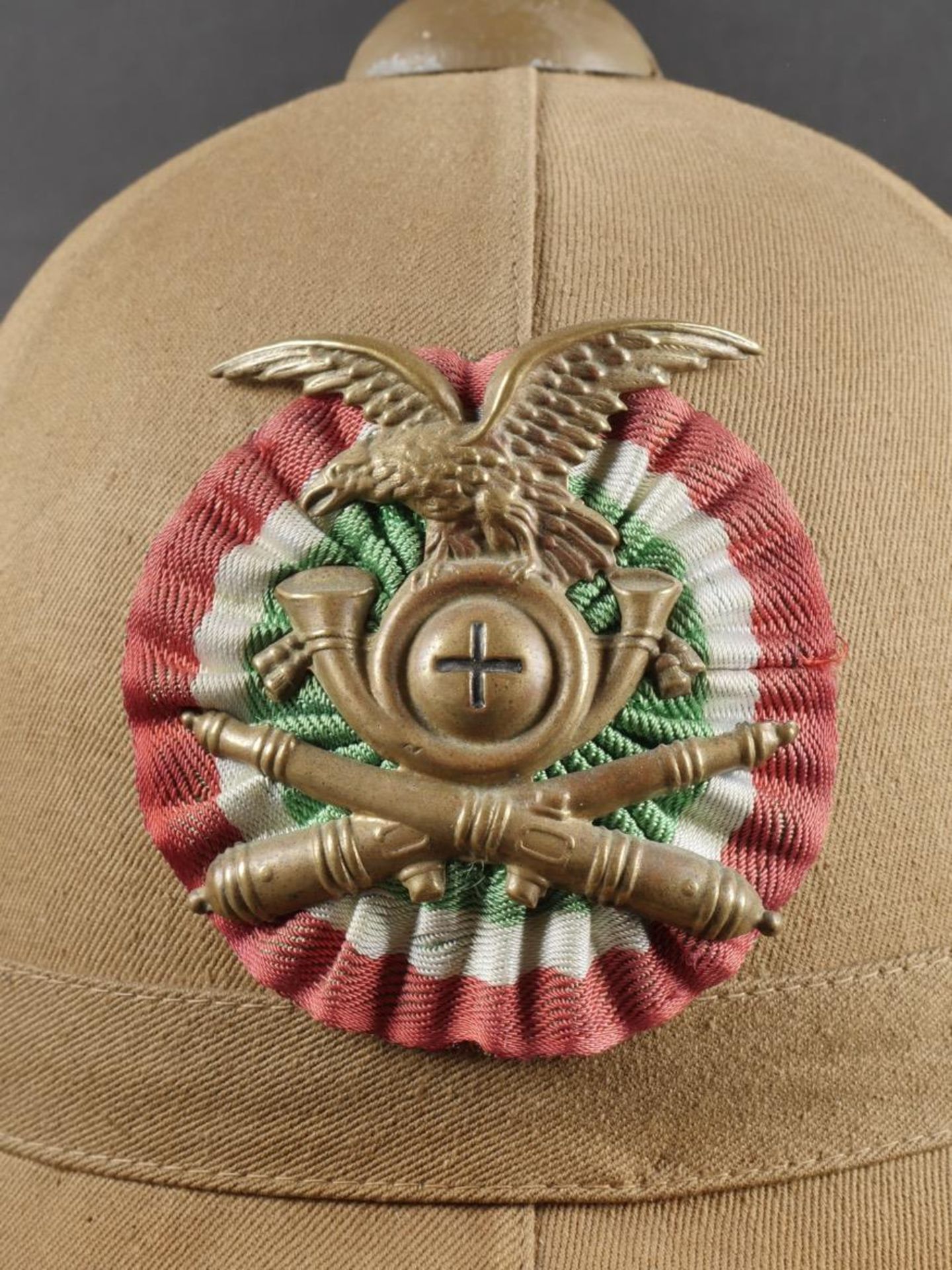 Casque tropicale du 22eme Bataillon dArtillerie Alpine. Tropical helmet of the 22nd Alpine Artiller - Bild 2 aus 19