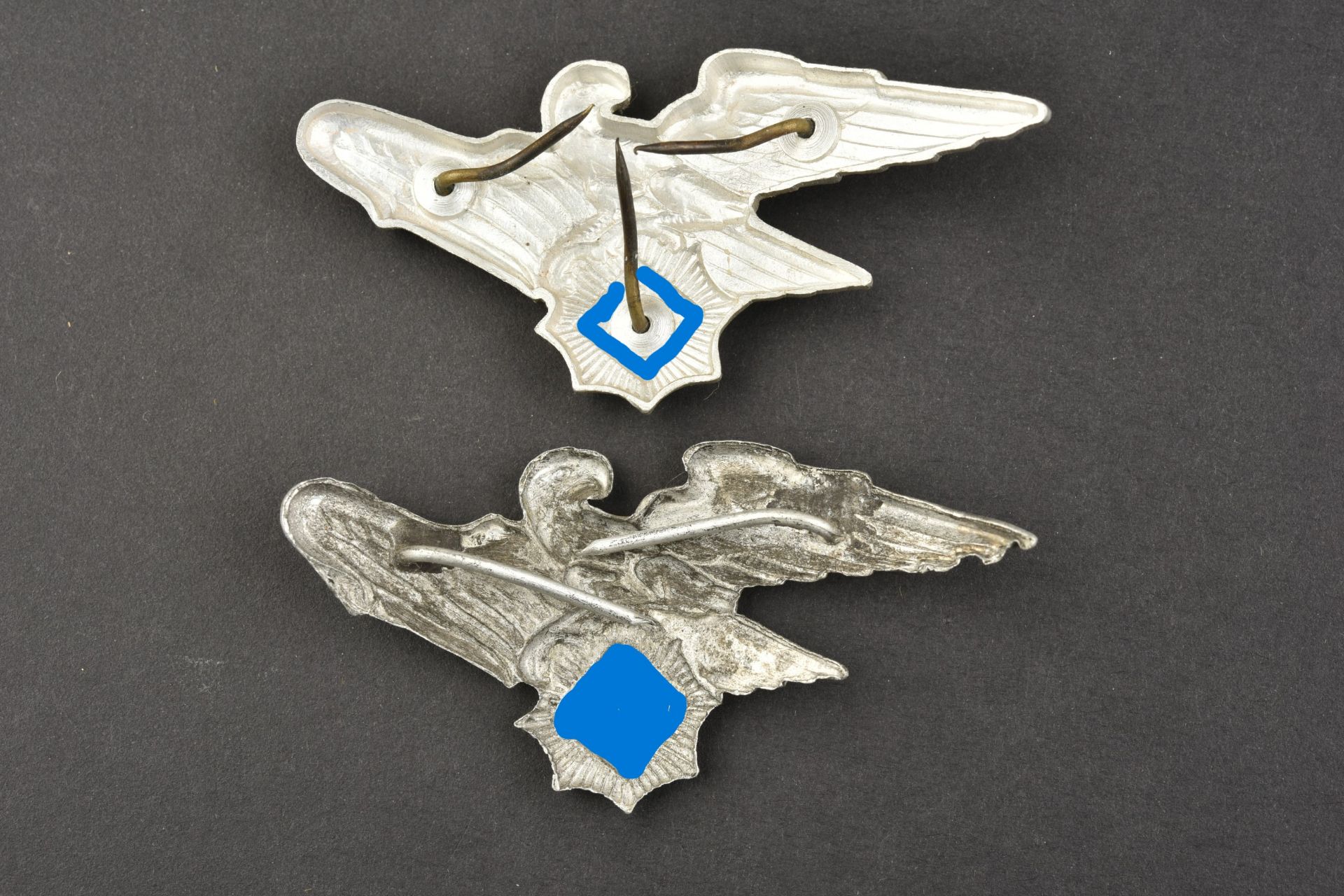 Insignes de coiffure Luftschutz. Luftschutz cap insignias. - Bild 2 aus 2